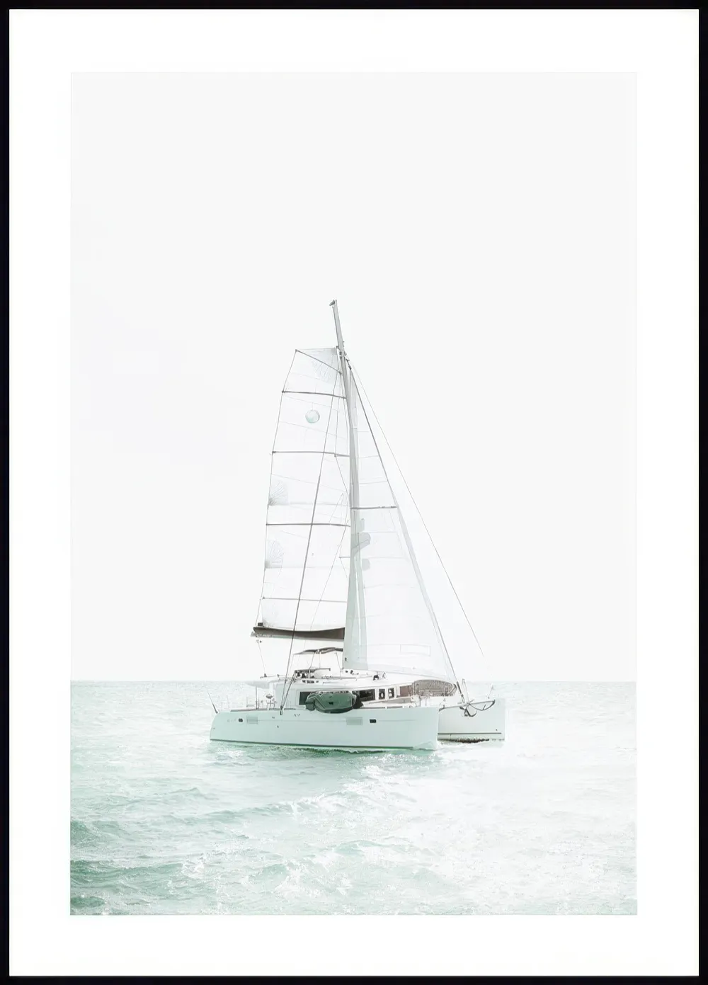 Poster dun voilier blanc naviguant sur une mer aux reflets verts, sous un ciel très clair.