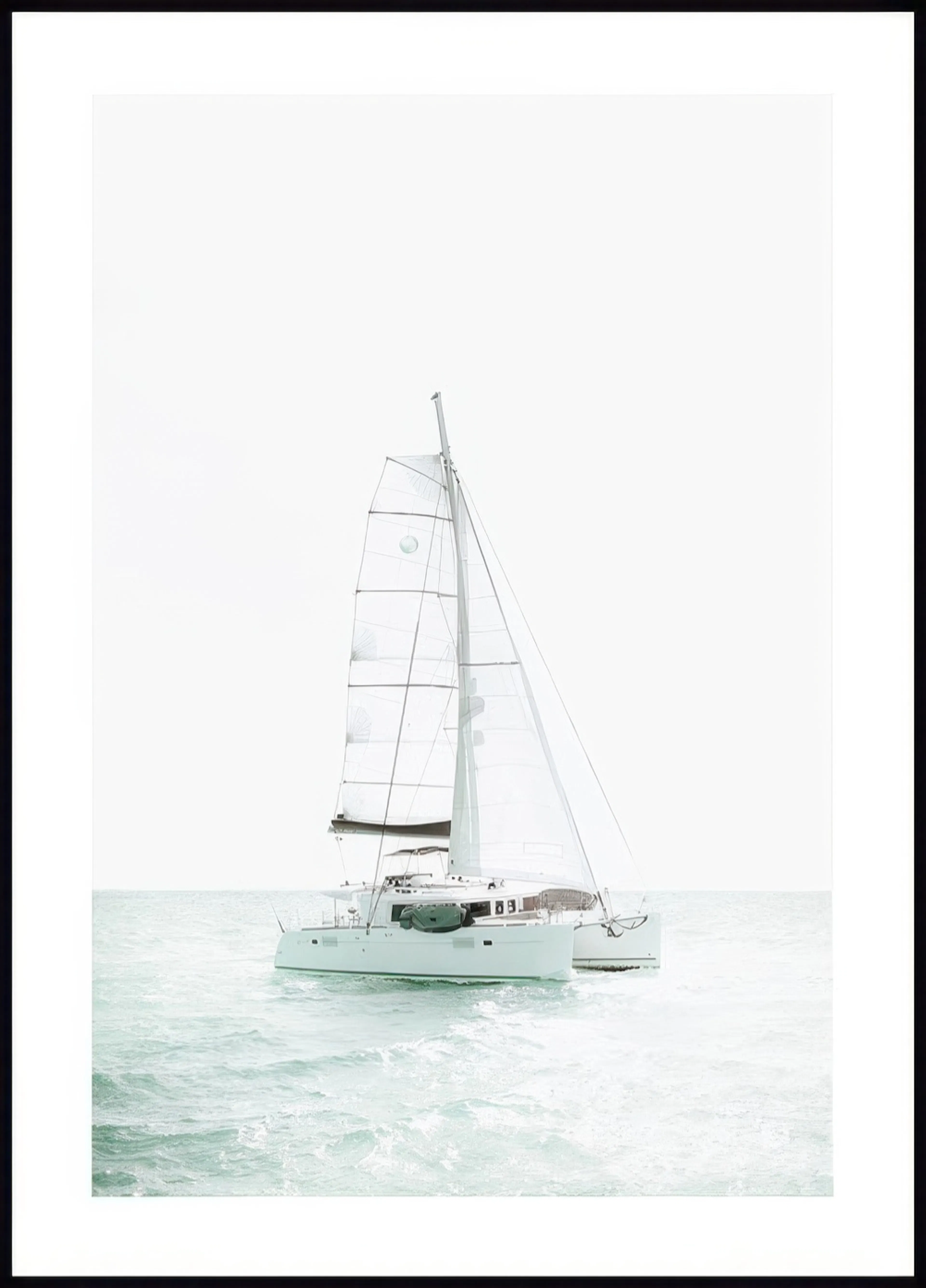 Poster dun voilier blanc naviguant sur une mer aux reflets verts, sous un ciel très clair.