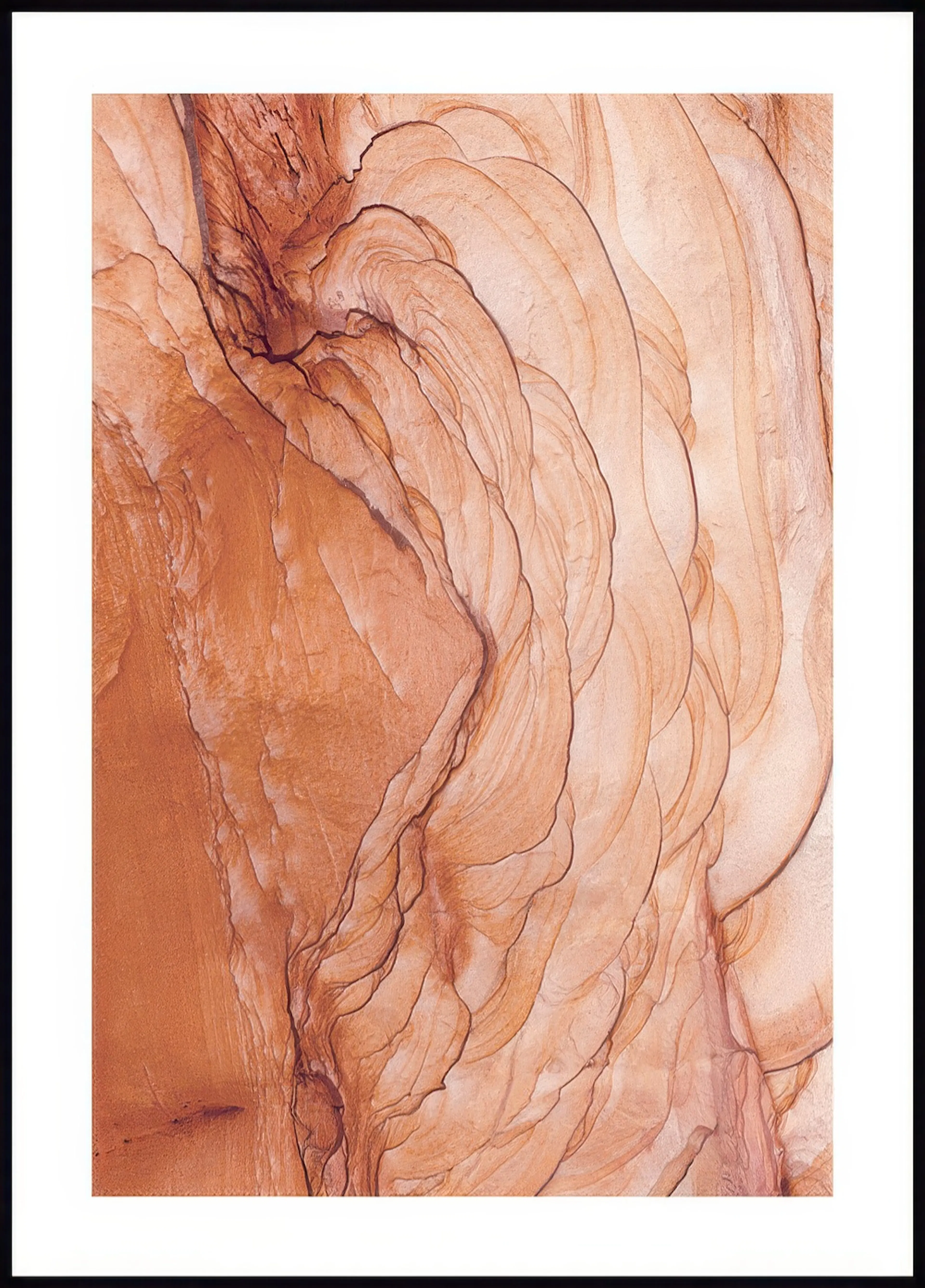 Poster abstrait de motifs de grès orange, avec des couches et des ondulations naturelles, imitant des courbes fluides.