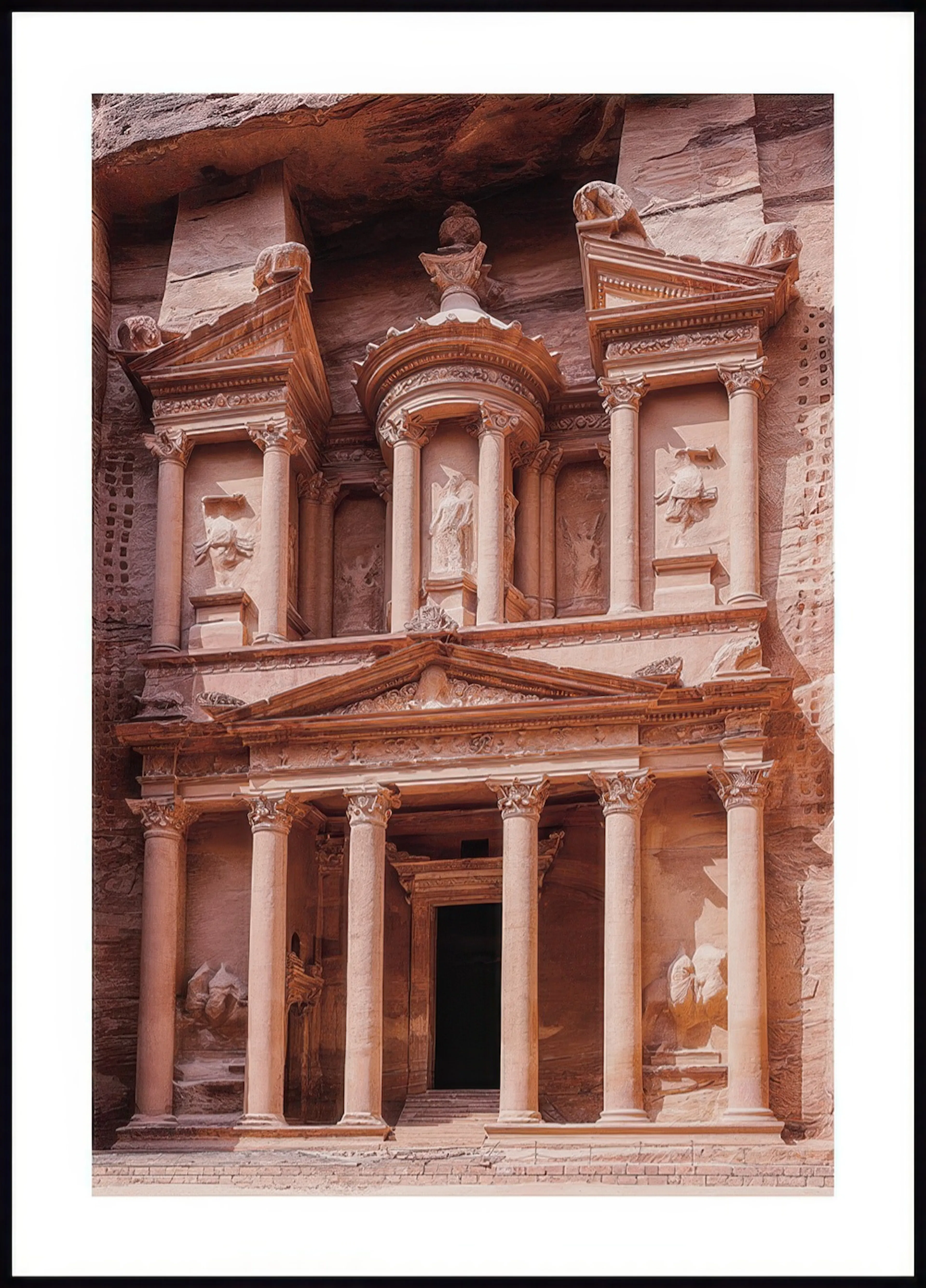 Poster van de Al-Khazneh in Petra, Jordanië, met gedetailleerde sculpturen en pilaren in zandkleurige rots.
