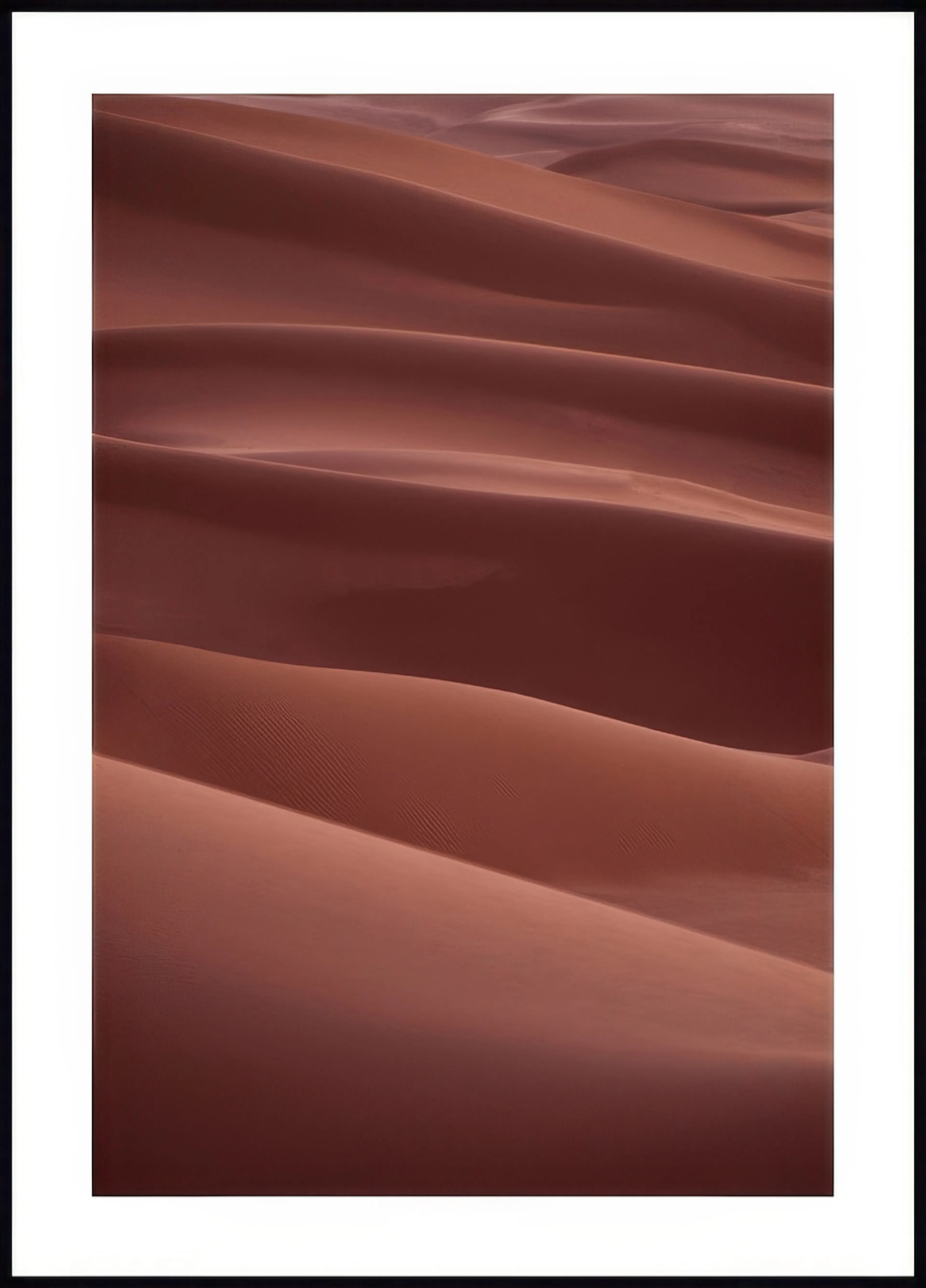 Poster de dunes de sable rouge-brun aux ondulations douces et naturelles.