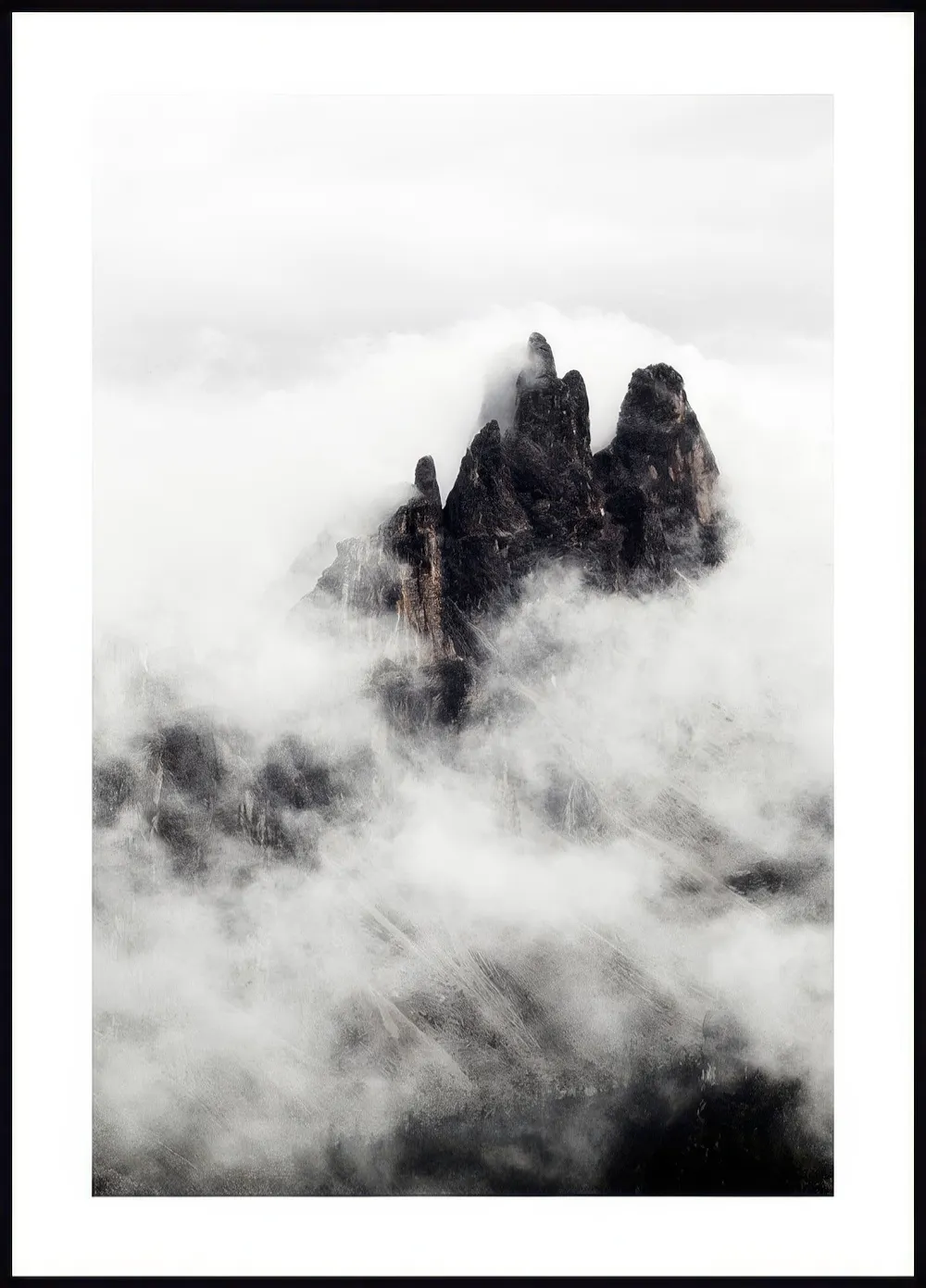 Poster dune montagne rocheuse noire et grise émergeant dune brume blanche, dans un style réaliste.