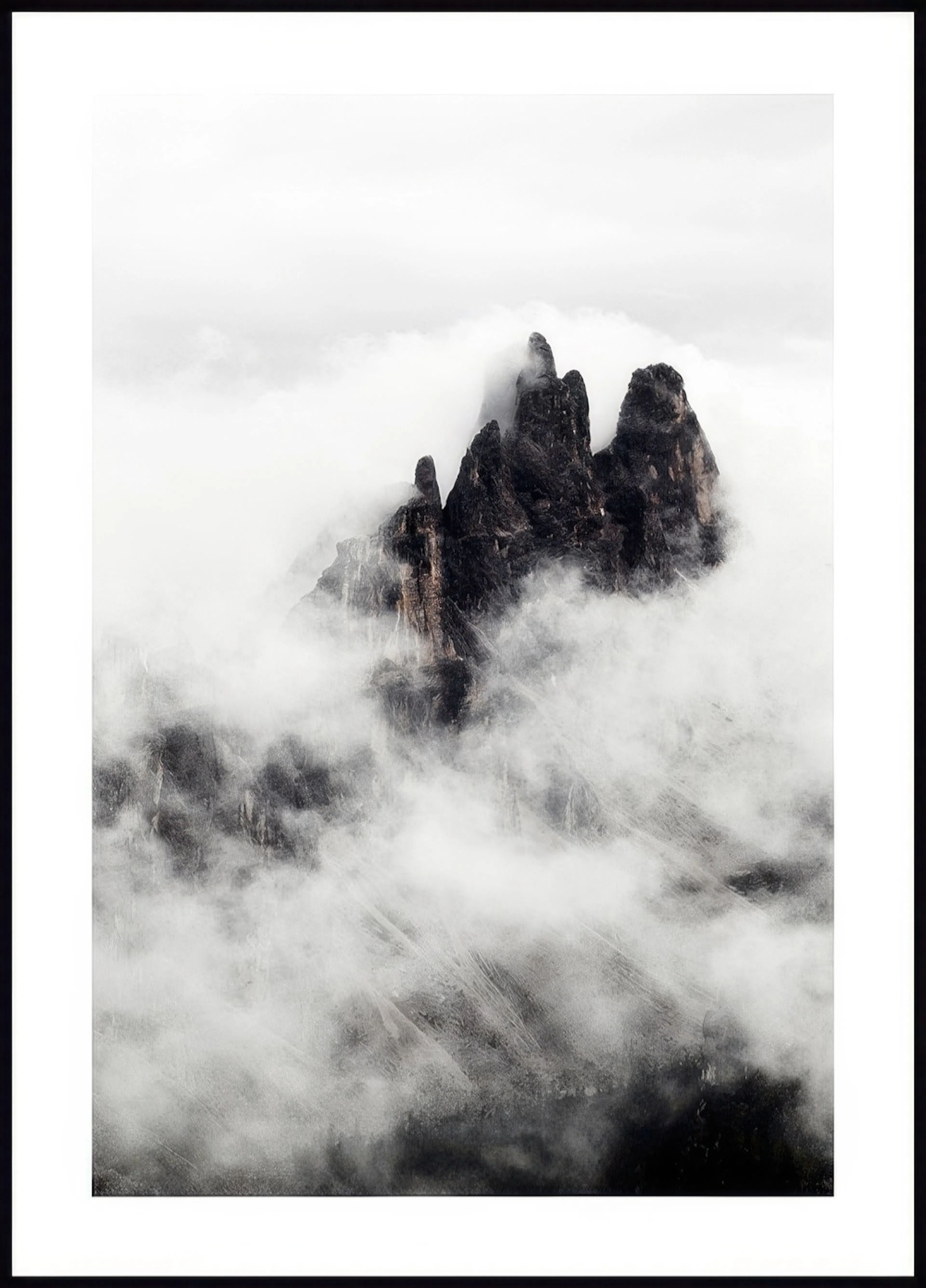 Poster dune montagne rocheuse noire et grise émergeant dune brume blanche, dans un style réaliste.