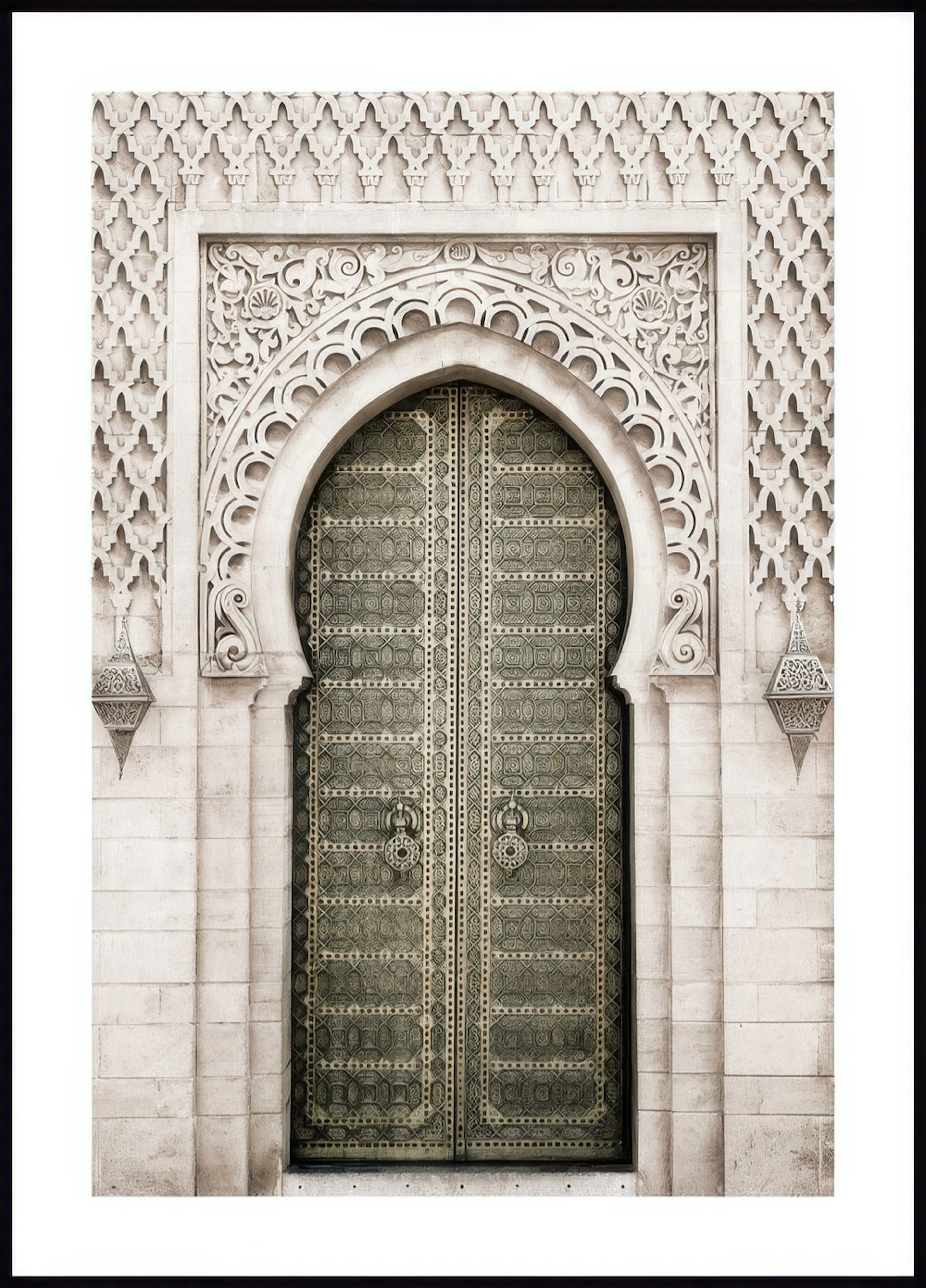 Poster con unantica porta marocchina dal design elaborato, con intagli bianchi e dettagli dorati.