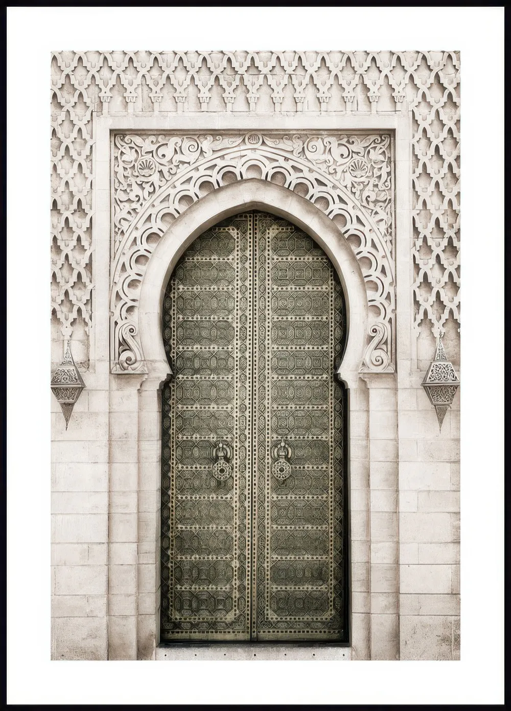 Poster con unantica porta marocchina dal design elaborato, con intagli bianchi e dettagli dorati.