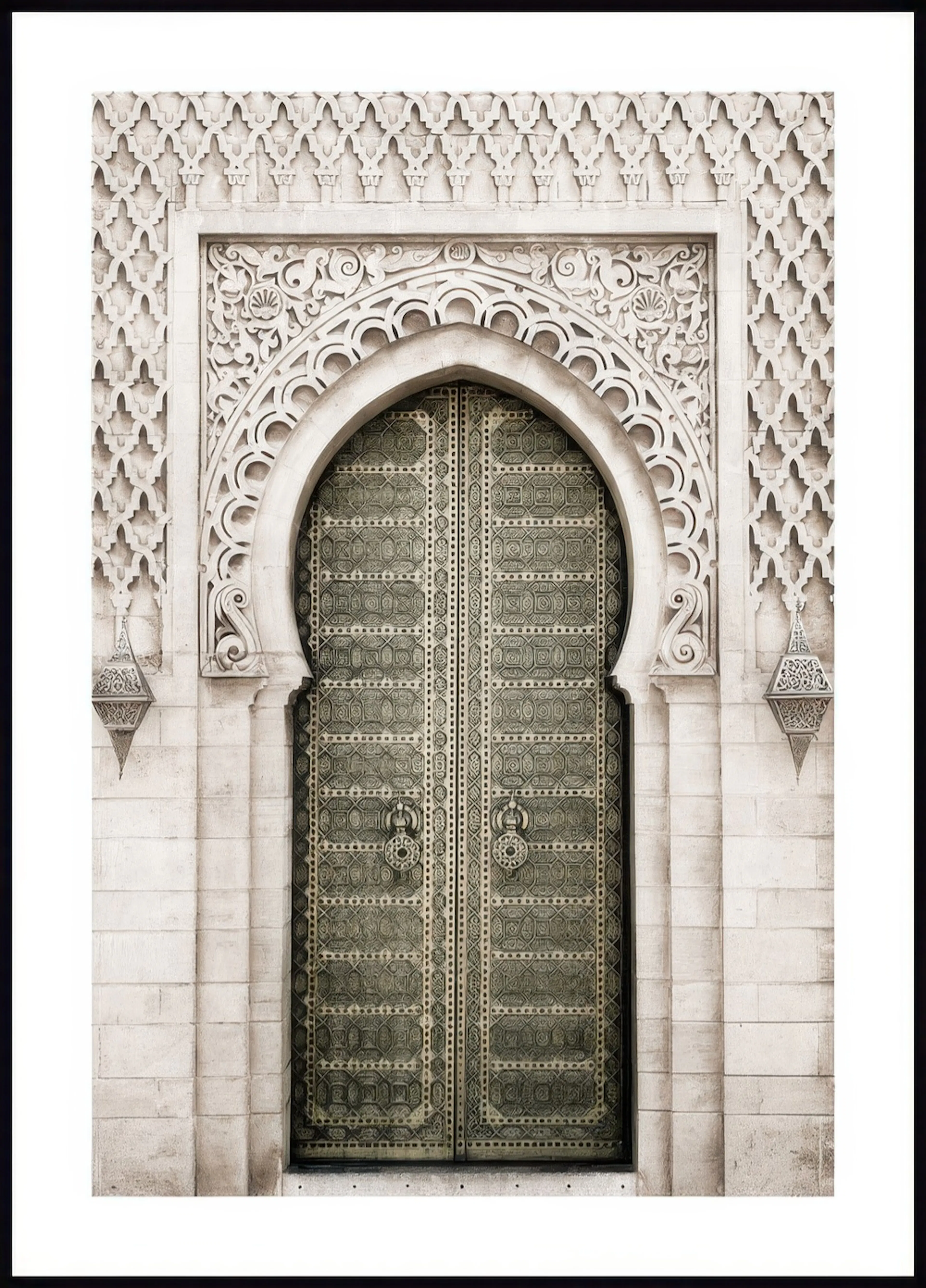 Poster con unantica porta marocchina dal design elaborato, con intagli bianchi e dettagli dorati.
