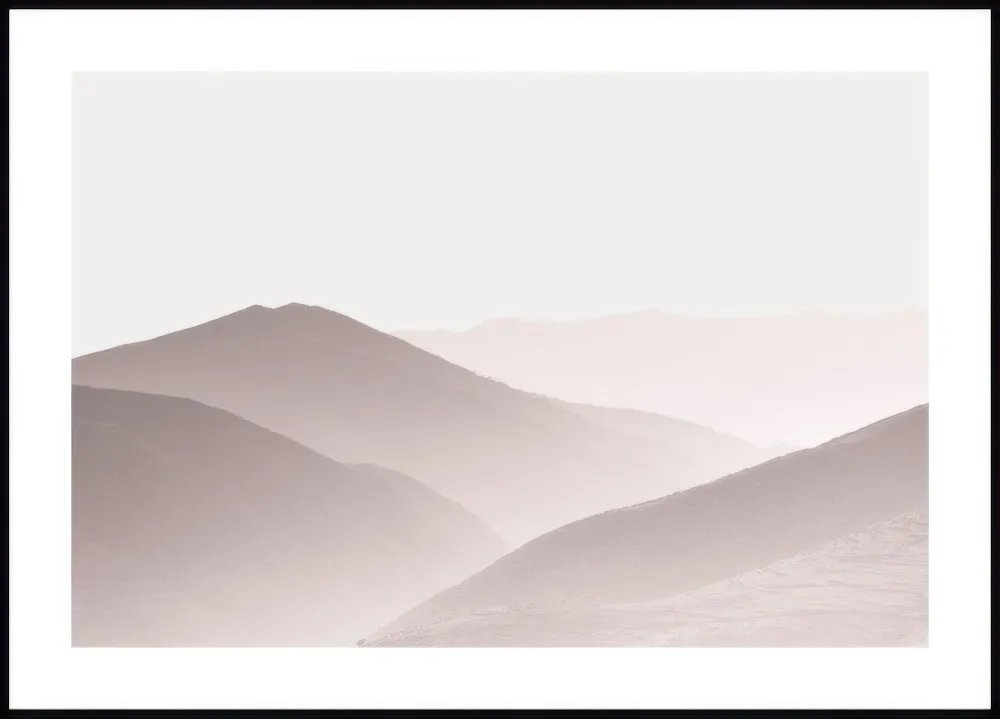 Poster einer Berglandschaft in der Ferne, mit sanften, ineinander übergehenden Farbtönen von Beige und Rosa.