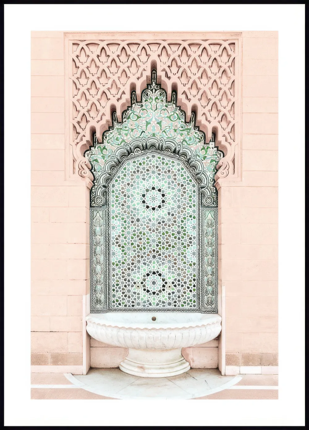Un poster di una fontana in stile marocchino con piastrelle geometriche verdi e rosa, su una parete rosa.