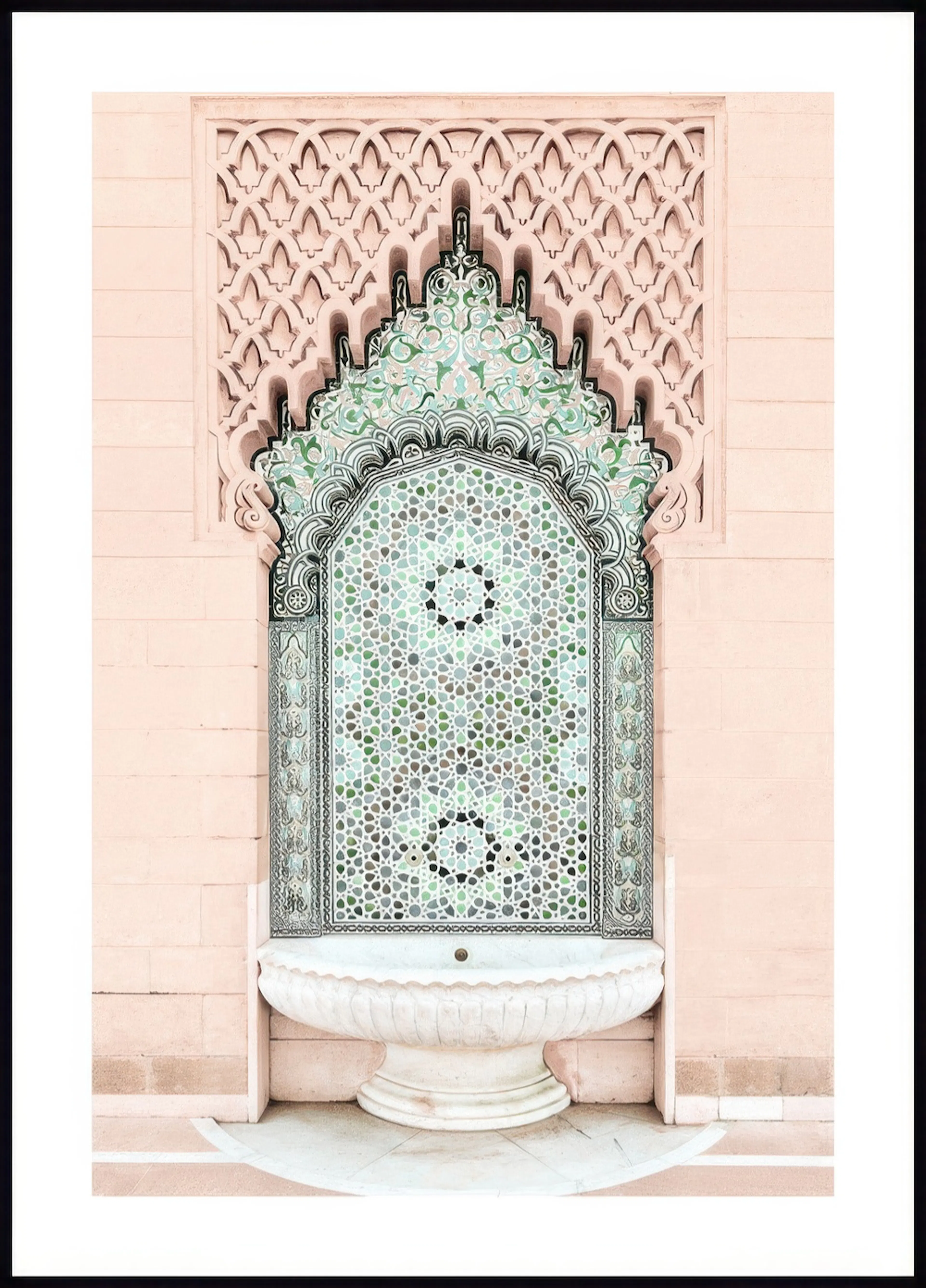 Un poster di una fontana in stile marocchino con piastrelle geometriche verdi e rosa, su una parete rosa.