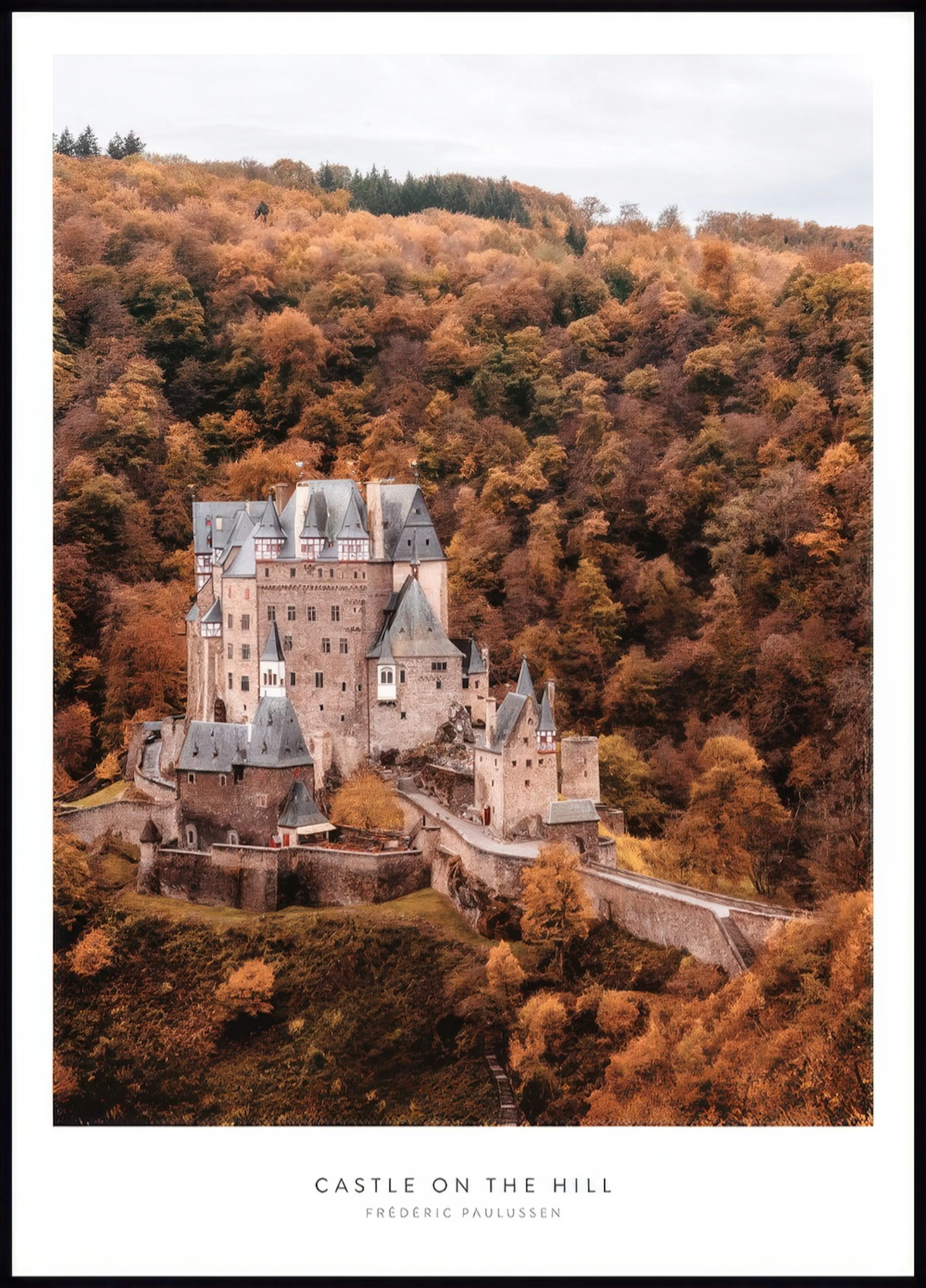 Poster con un castello medievale in pietra circondato da una lussureggiante foresta autunnale con alberi dai colori caldi.