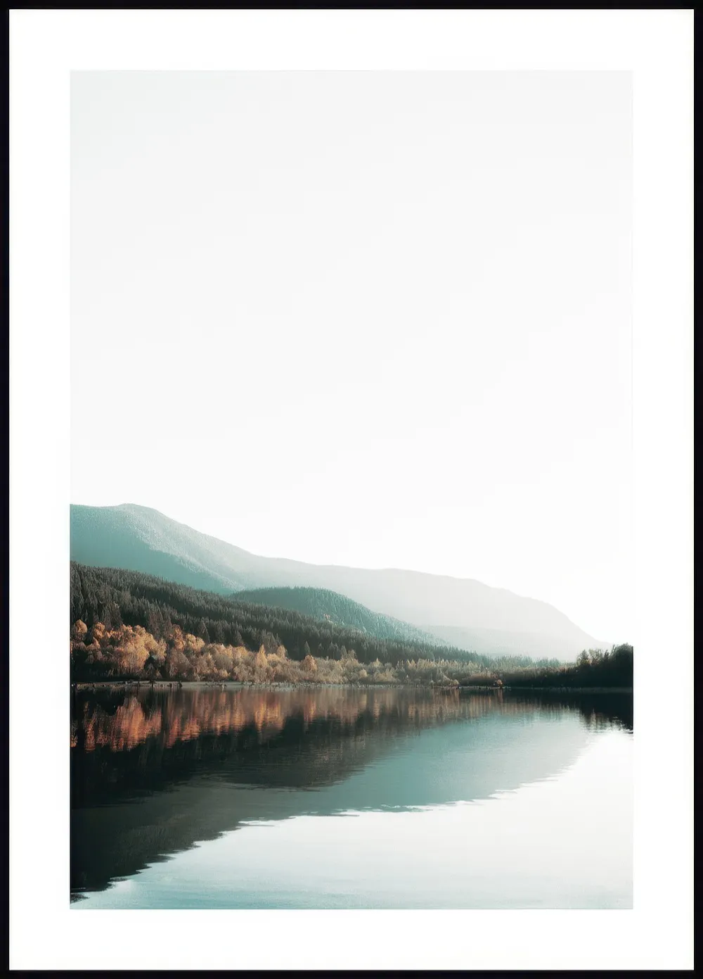 Poster eines ruhigen Sees mit Herbstbäumen und bewaldeten Bergen, die sich im Wasser spiegeln.