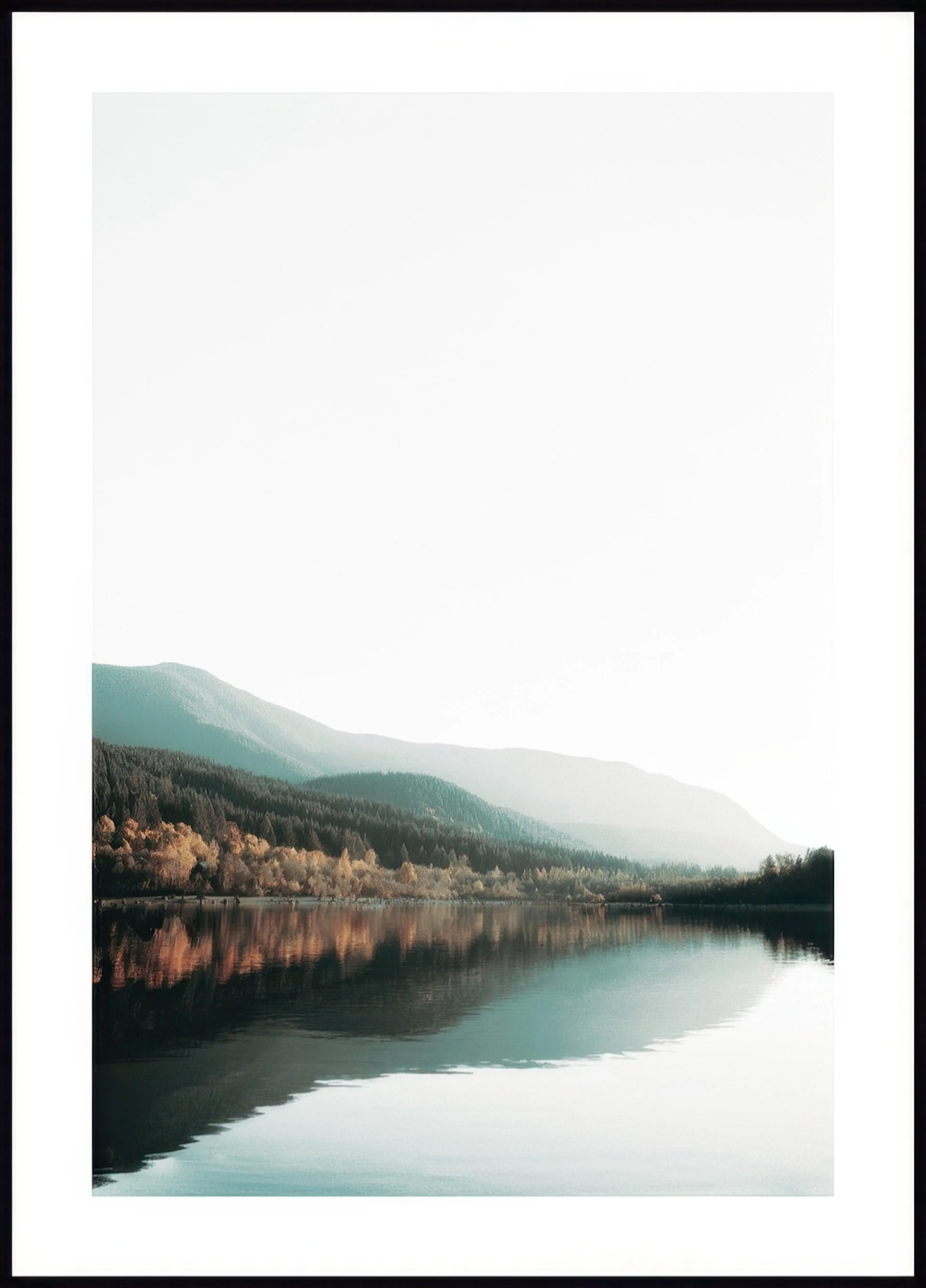 Poster eines ruhigen Sees mit Herbstbäumen und bewaldeten Bergen, die sich im Wasser spiegeln.