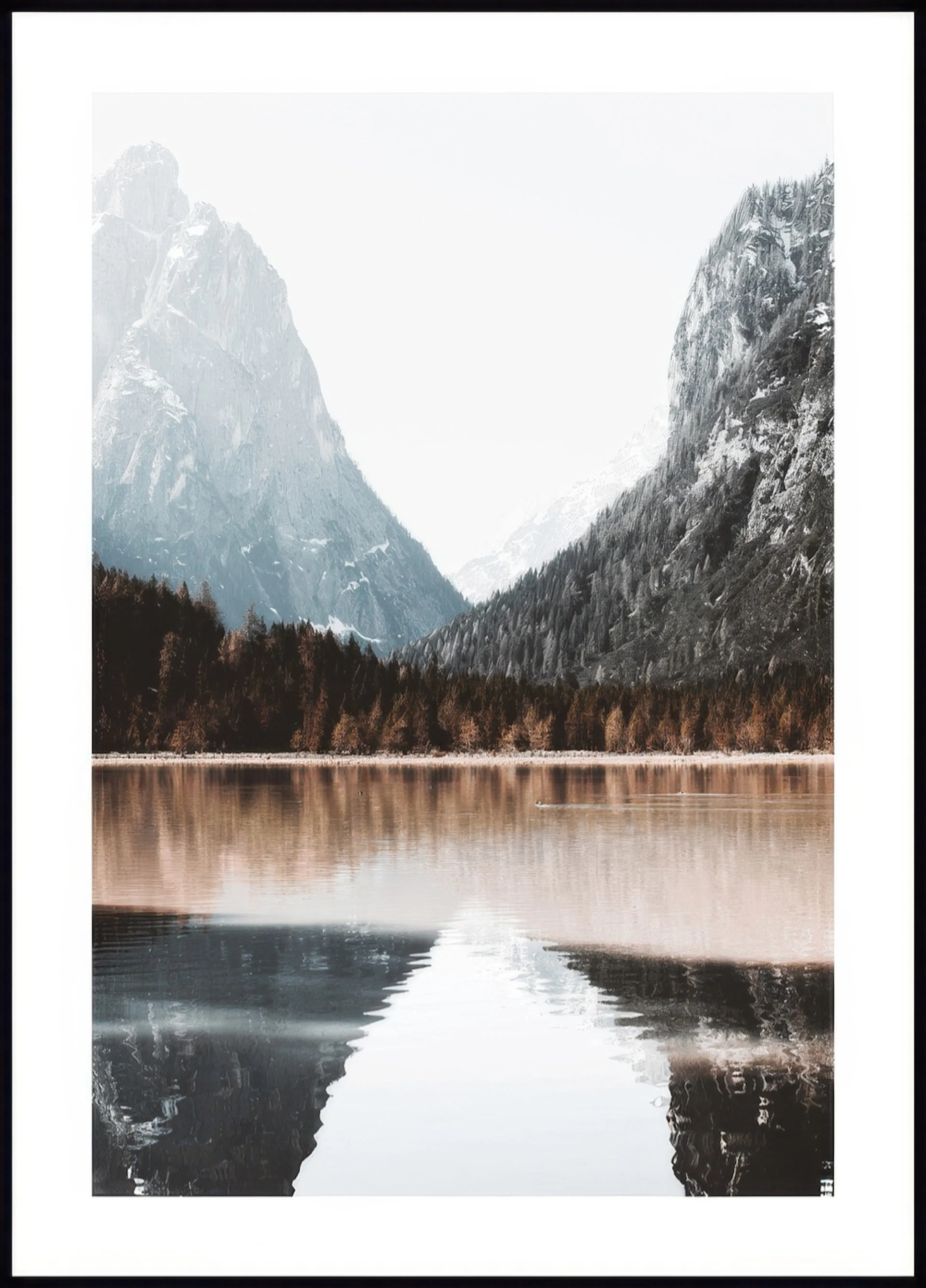 Ein Poster eines Bergsees mit schneebedeckten Gipfeln und einem Wald aus braunen Bäumen, die sich im Wasser spiegeln.