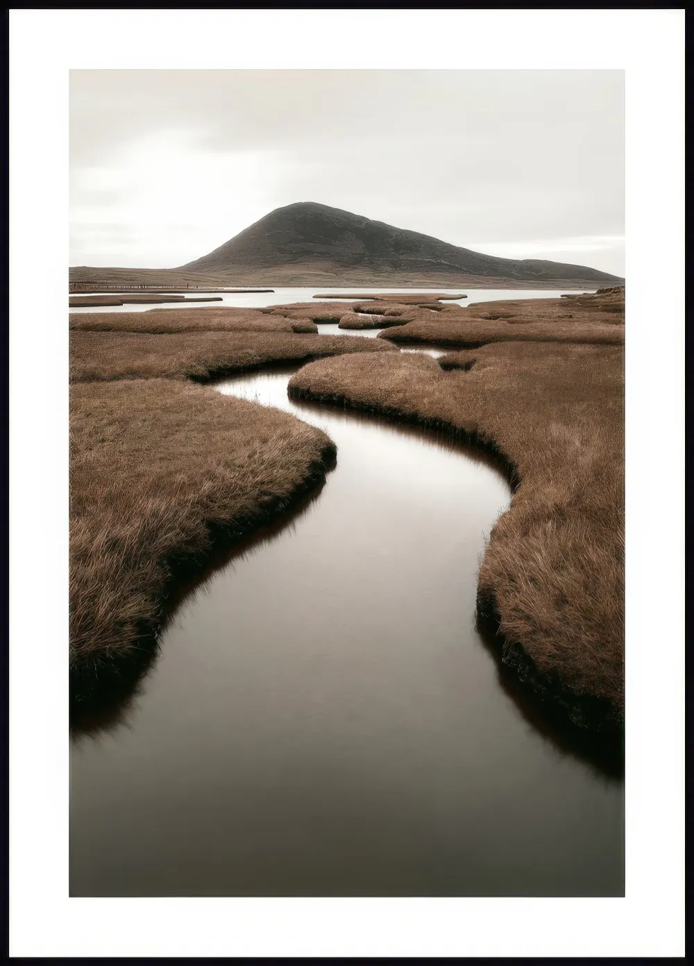 Poster: Ein Fluss schlängelt sich durch braunes Riedland mit einem Berg und trübem Himmel im Hintergrund.