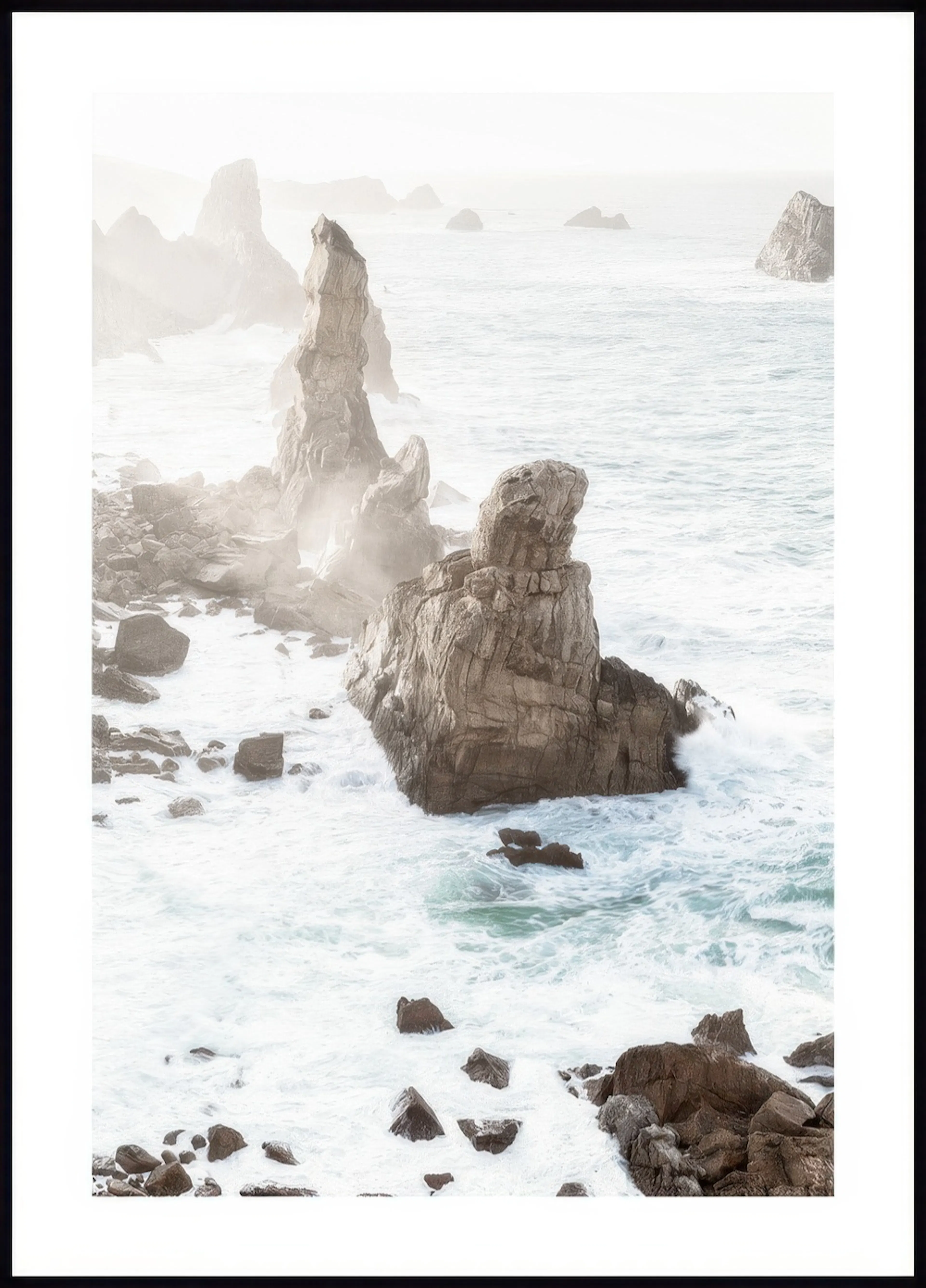 Ein Poster des Meeres mit schroffen Felsen, die von schäumenden Wellen umspült werden, unter einem hellen Himmel.