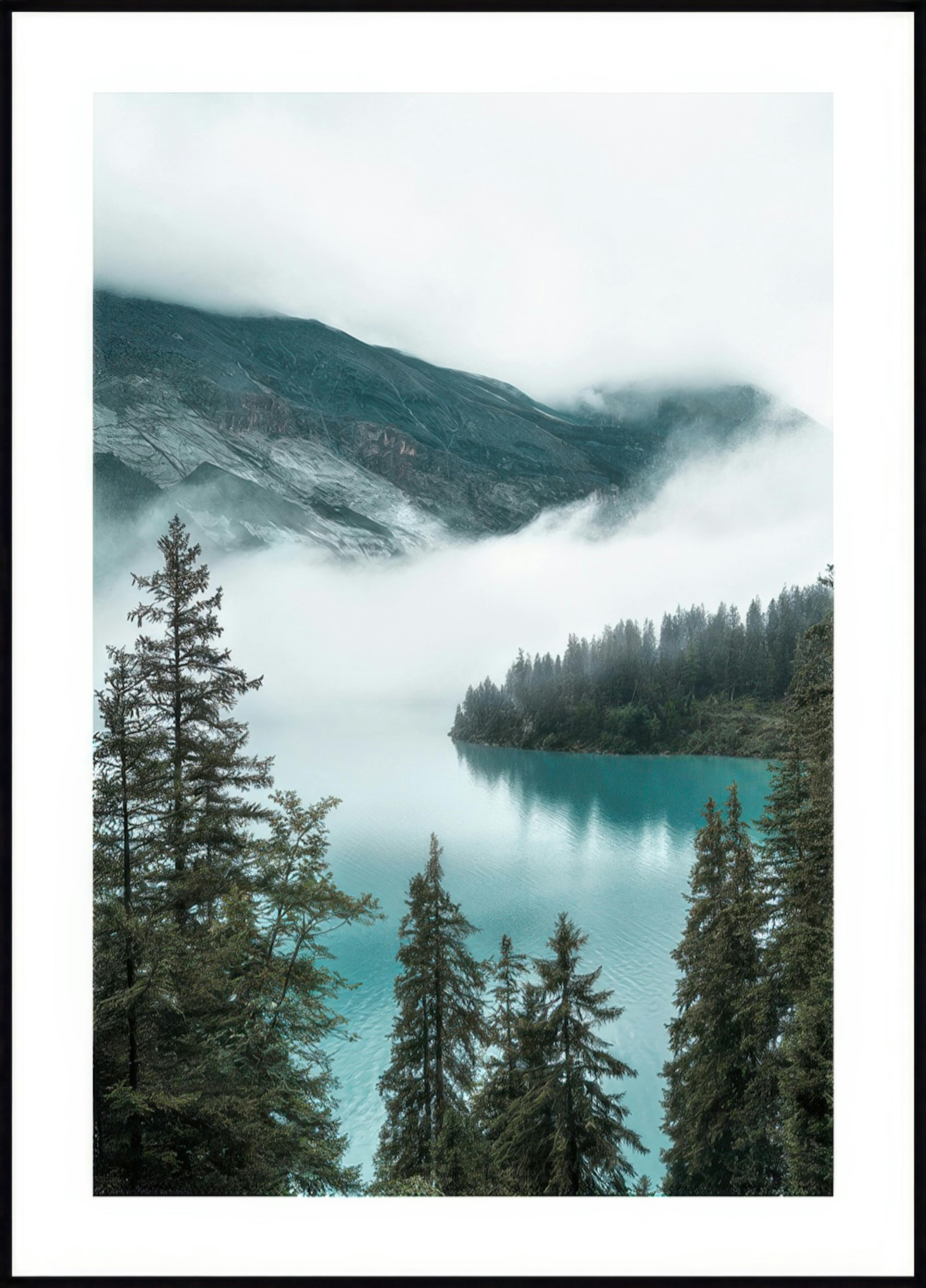 Lac de montagne nuageux Poster 0