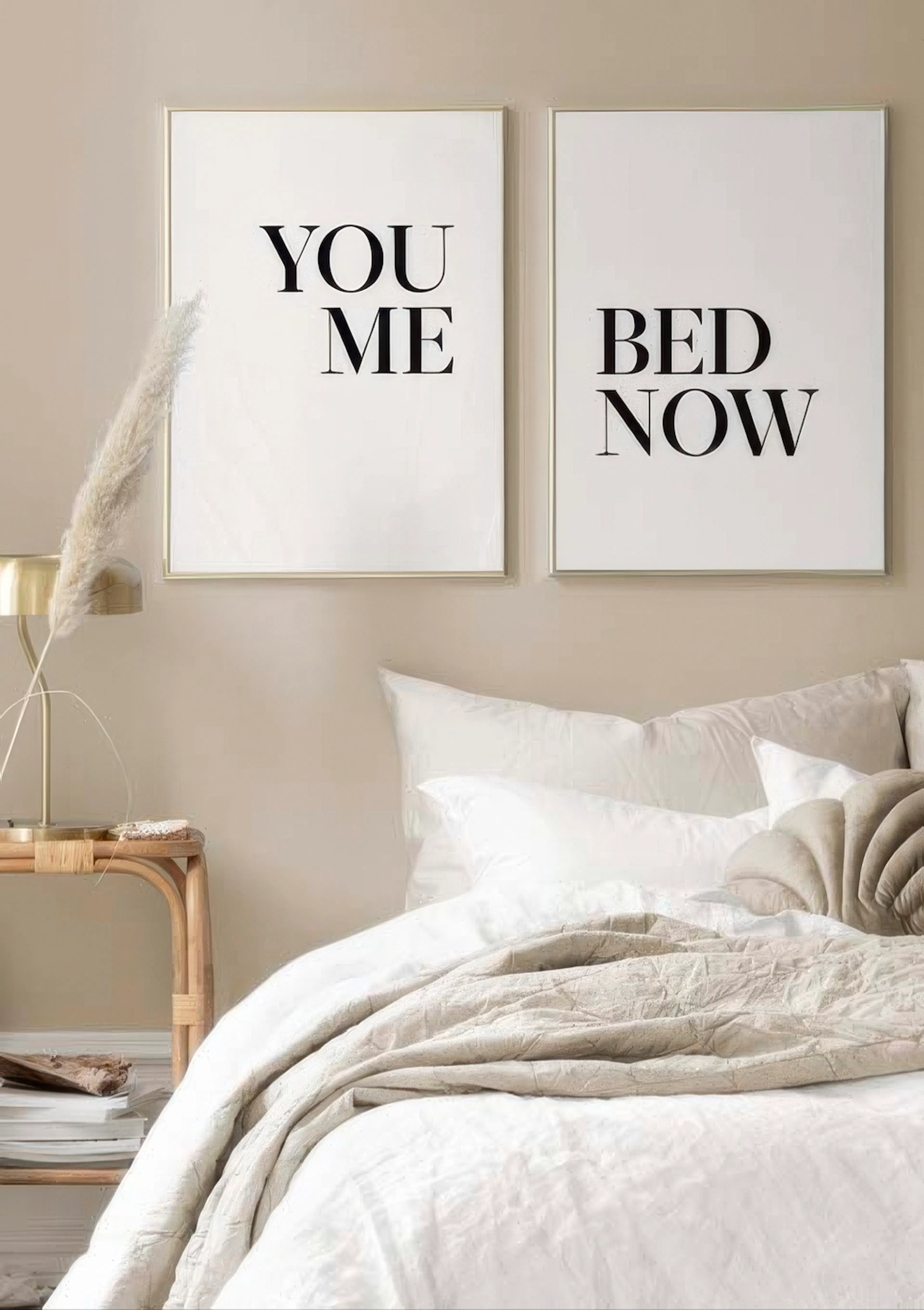En plakatpakke med to plakater med teksten YOU ME og BED NOW i et soveværelse.