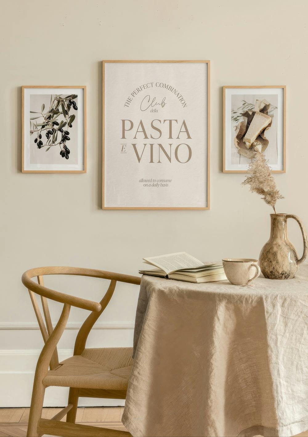 Ein Posterset mit drei Bildern: Olivenzweig, Pasta e Vino Text und Parmesan, über einem gedeckten Tisch.