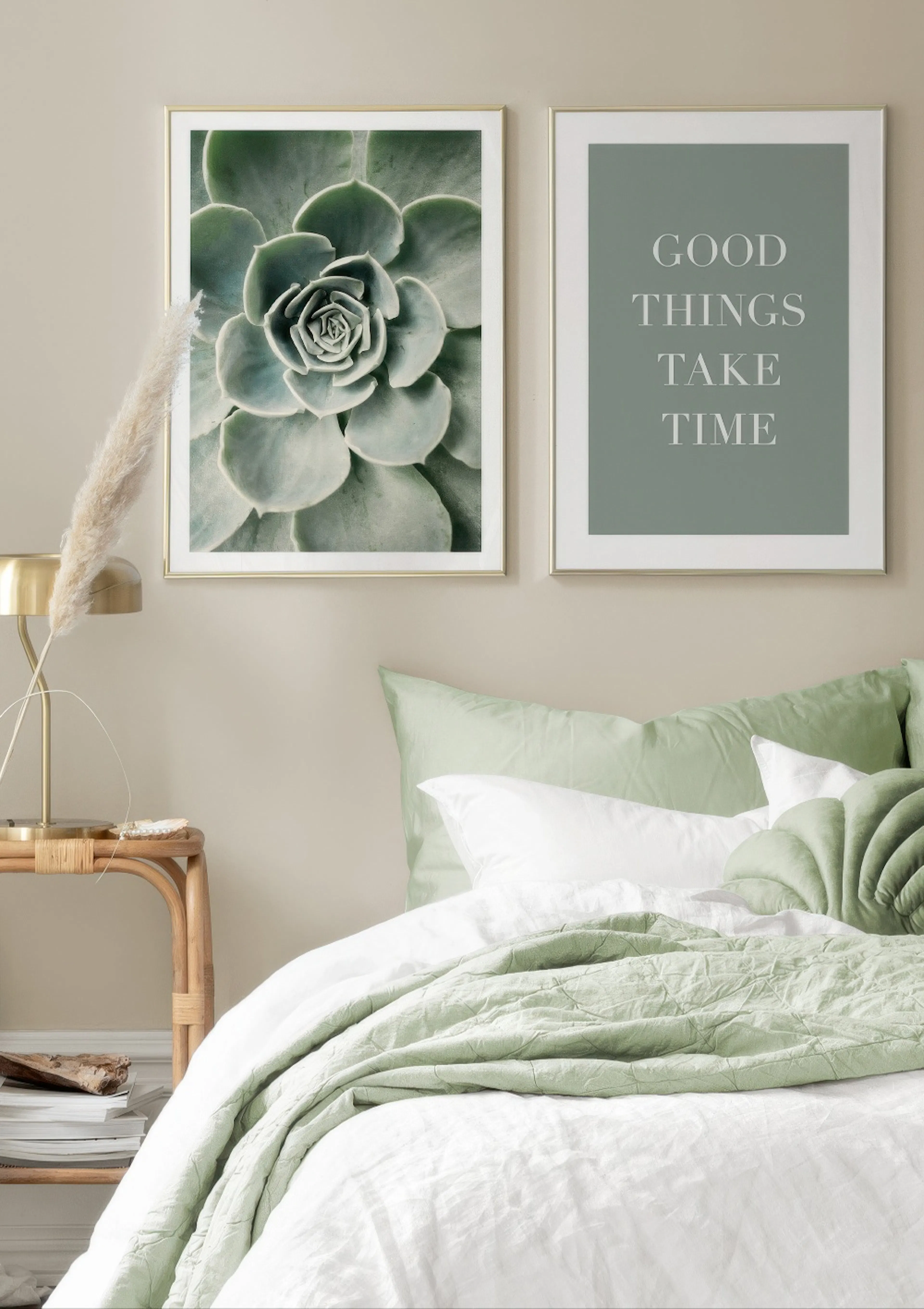 Twee postersets in een slaapkamer: één met een succulent en de andere met de tekst GOOD THINGS TAKE TIME.