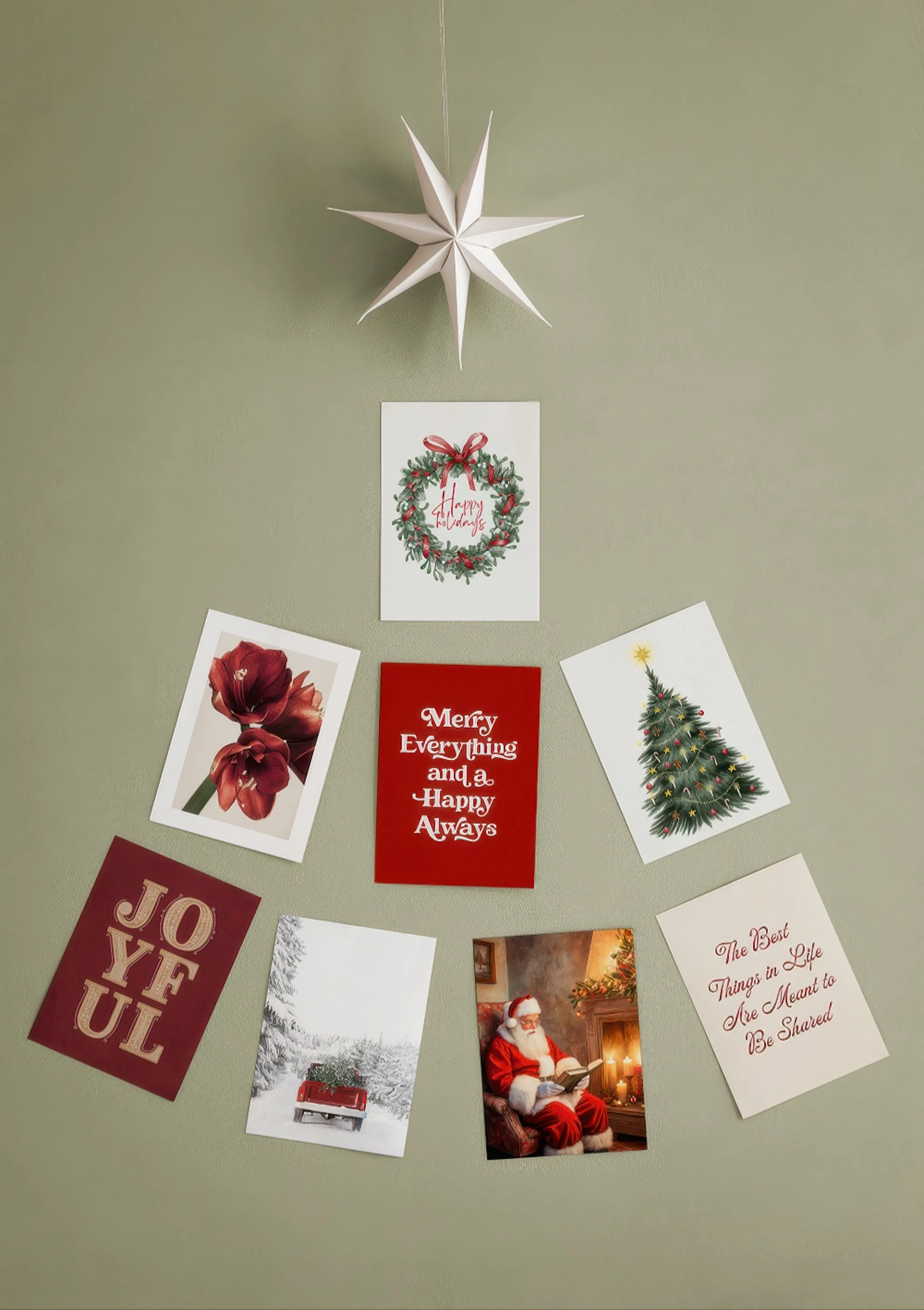 Unos paquetes de pósters de Navidad con diseños festivos y un Papá Noel leyendo, sobre un fondo verde con una estrella.