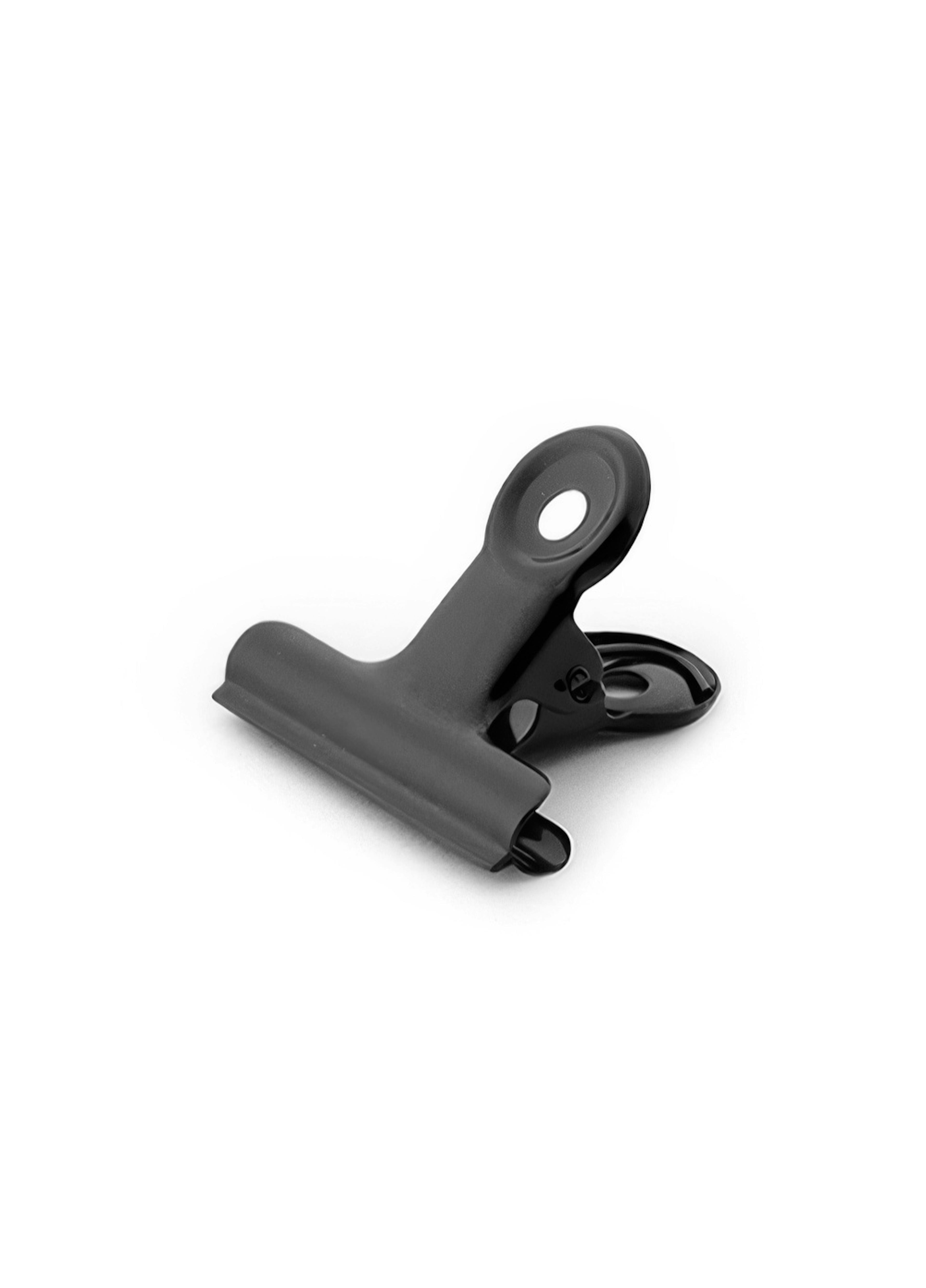 Poster clip black, medium 0