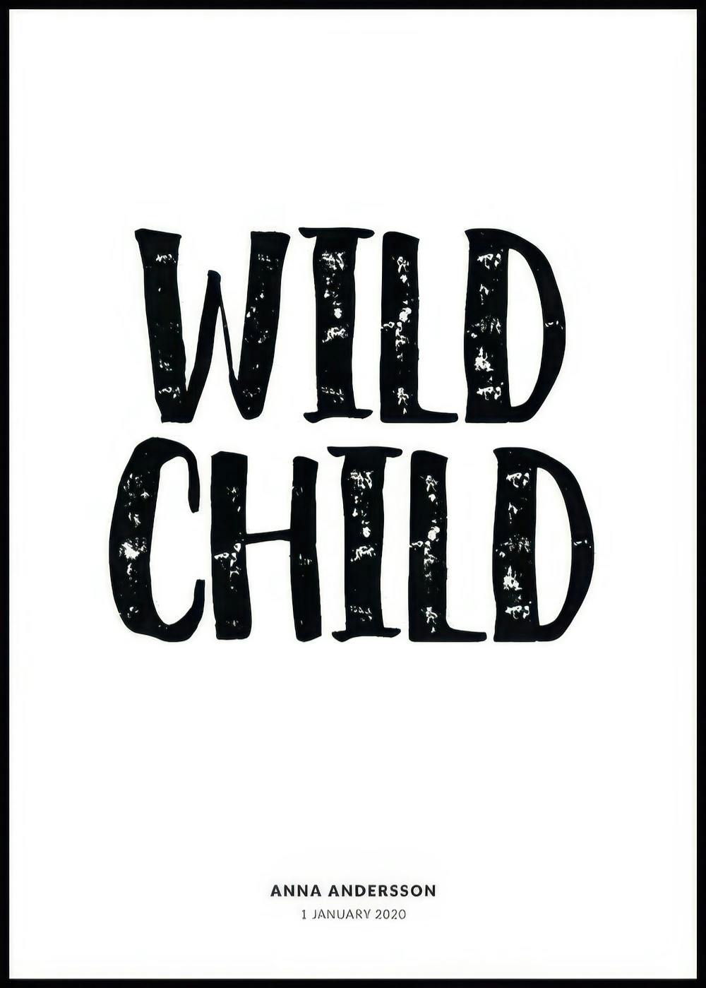 Een gepersonaliseerde poster met de tekst WILD CHILD in zwart, ruw lettertype en onderin een naam en datum.