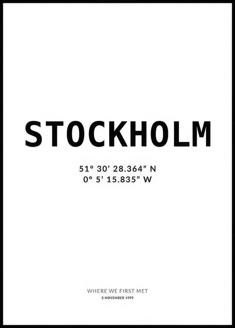 Ein personalisiertes Poster mit dem Wort Stockholm, Koordinaten und Datum auf weißem Hintergrund.