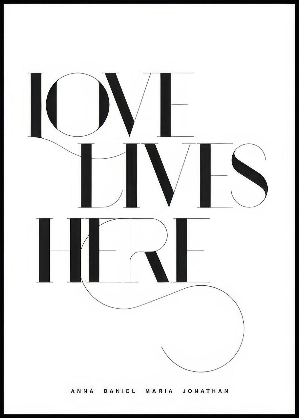 Plakat personalizowany z czarnym napisem LOVE LIVES HERE i imionami na białym tle.