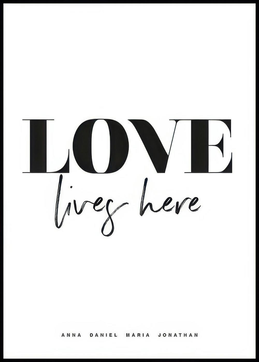 Plakat personalizowany z czarnym napisem LOVE lives here i imionami na białym tle.