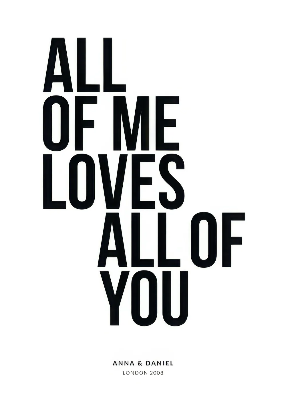 Ein personalisiertes Poster mit dem Zitat ALL OF ME LOVES ALL OF YOU in schwarzen Großbuchstaben auf weißem Hintergrund, darunte