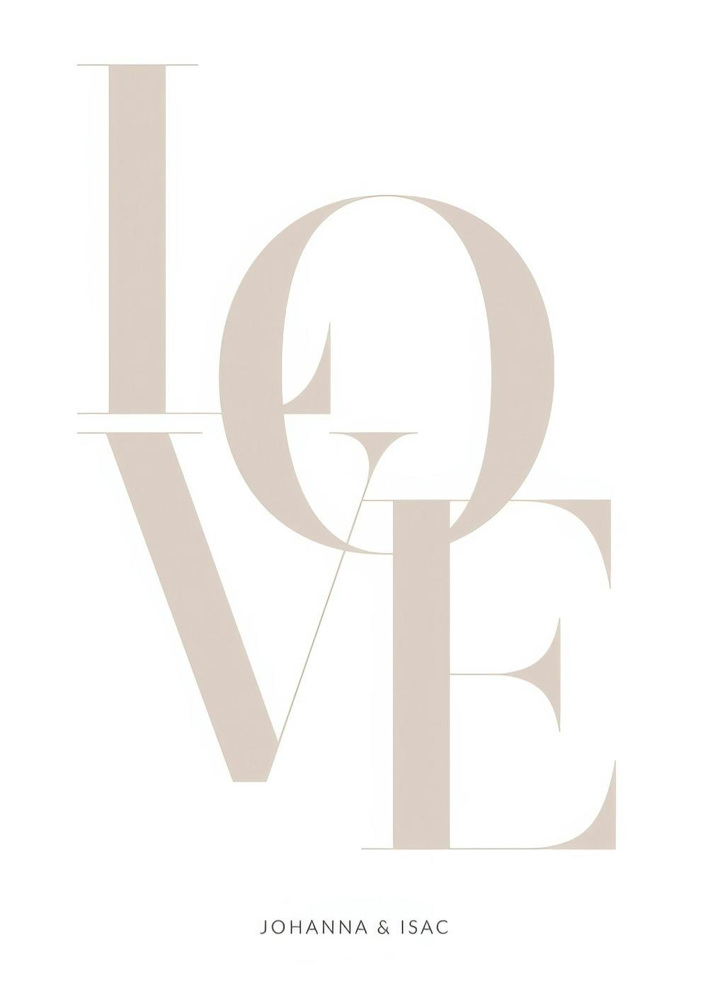 Gepersonaliseerde poster met het woord LOVE in lichtbeige letters overlappend op een witte achtergrond, met namen eronder.