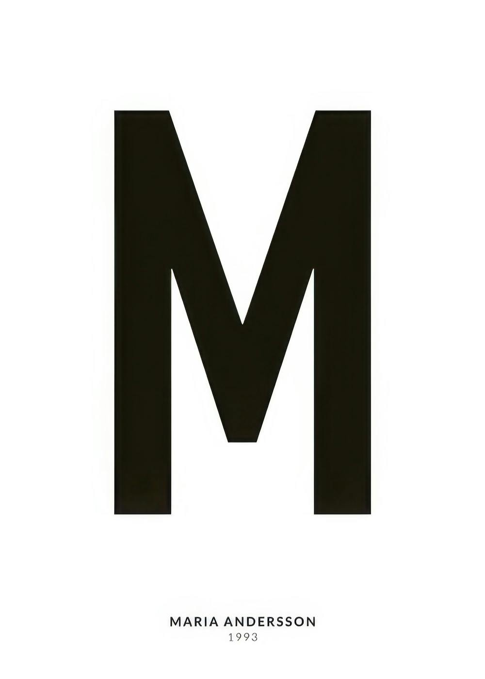 En personlig plakat med et stort sort M, og teksten Maria Andersson 1993 i bunden på en hvid baggrund.