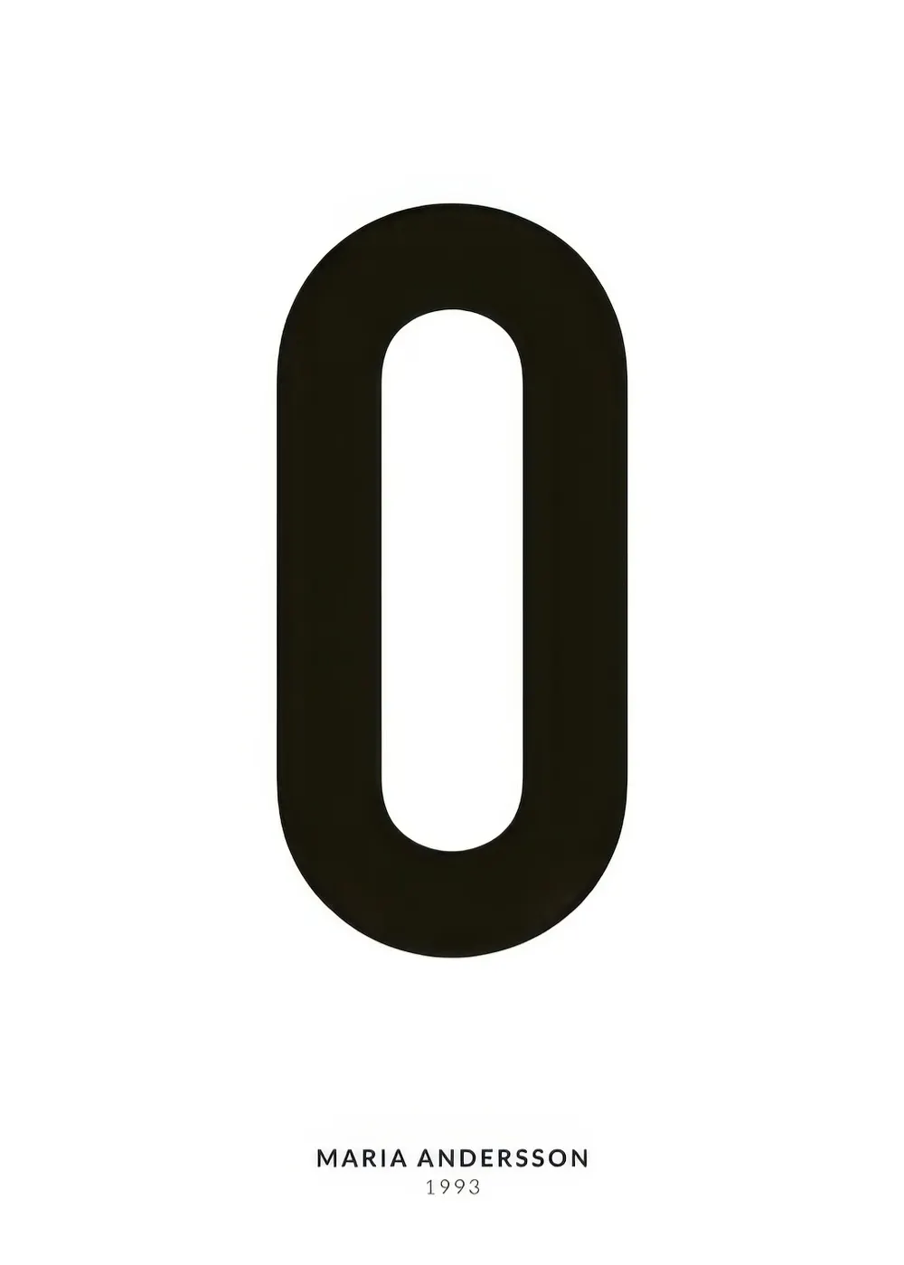 Personalisiertes Poster mit dem schwarzen Buchstaben O auf weißem Hintergrund und kleinem Text unten.