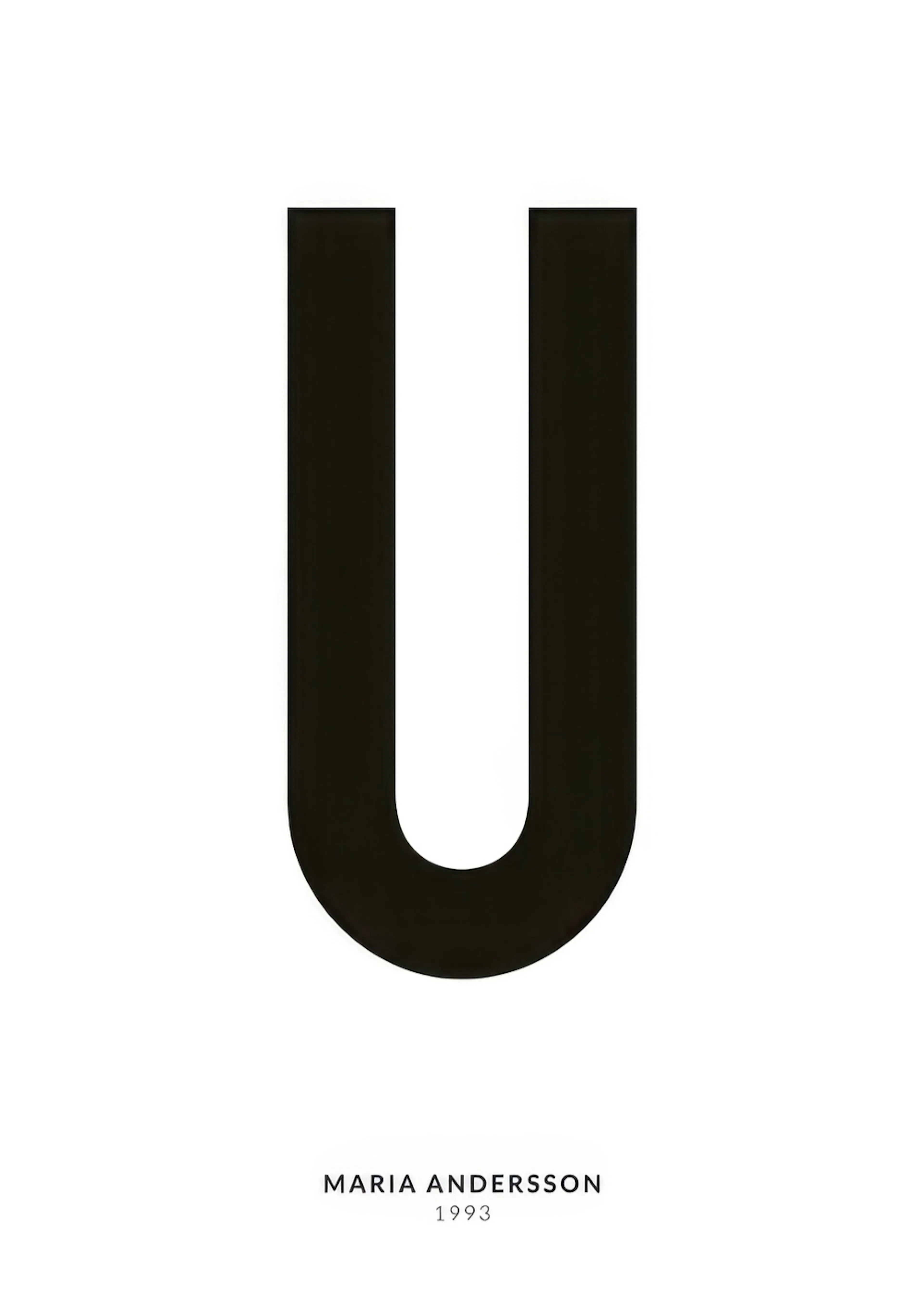Ein personalisiertes Poster mit dem großen, schwarzen Buchstaben U auf weißem Hintergrund, darunter der Name Maria Andersson und