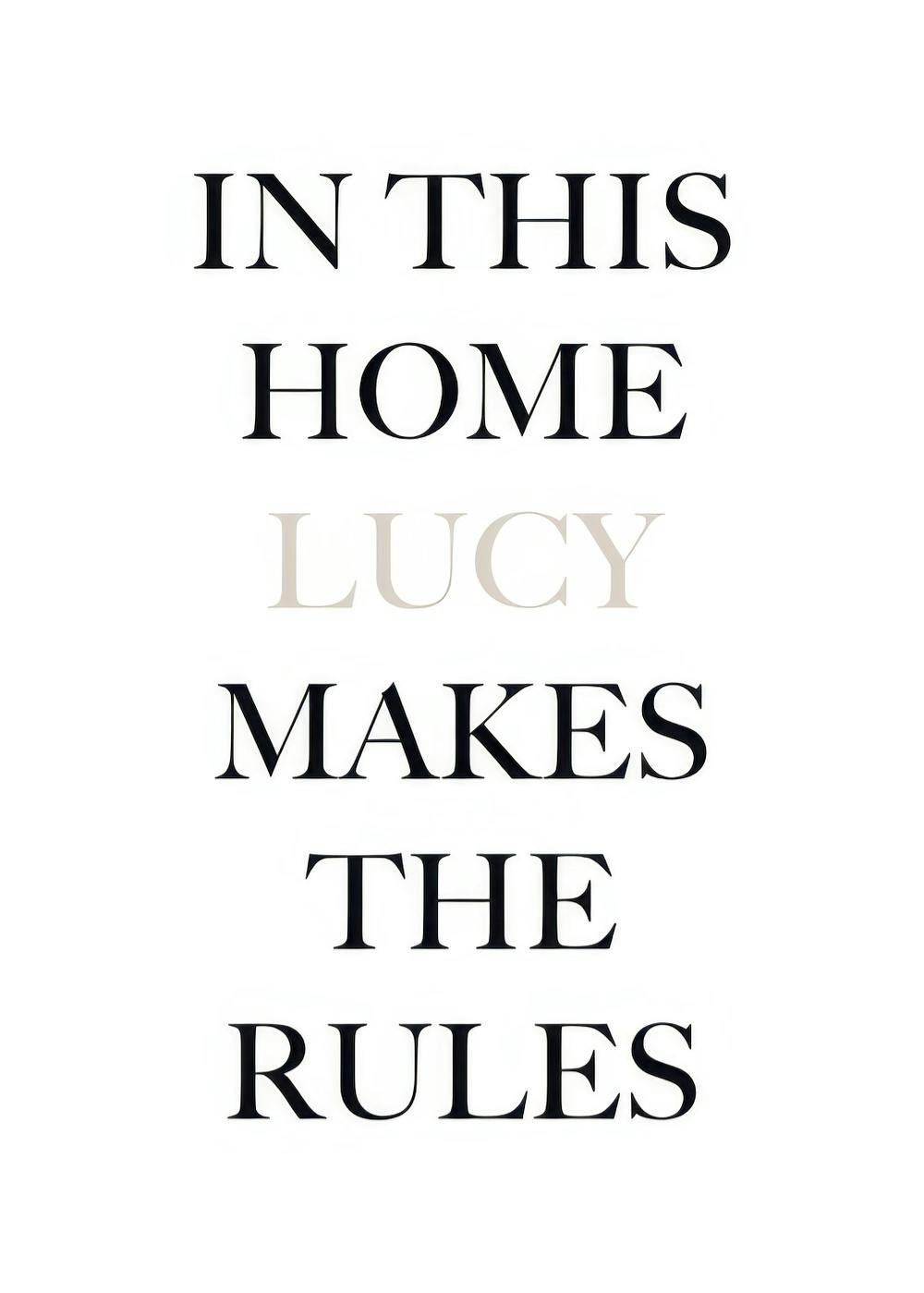 Poster personnalisé avec le texte IN THIS HOME LUCY MAKES THE RULES, le prénom LUCY en beige clair sur fond blanc.