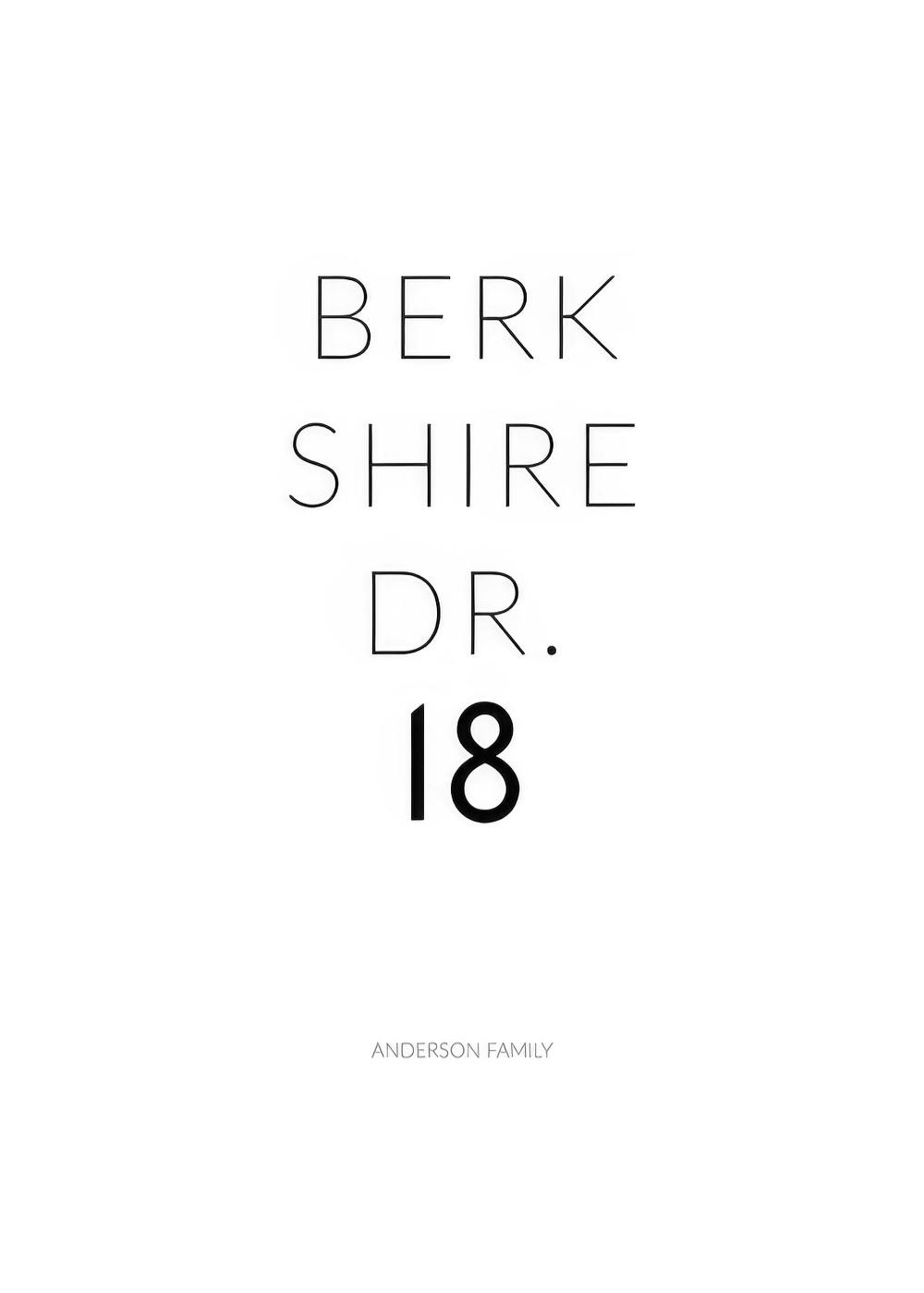 Personalisiertes Poster mit dem Text BERK SHIRE DR. 18 und ANDERSON FAMILY in Schwarz auf weißem Hintergrund.