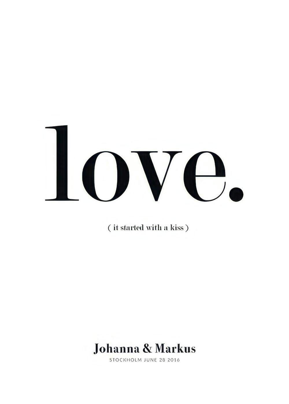 Plakat personalizowany z napisem love i pod nim it started with a kiss oraz imiona i data.