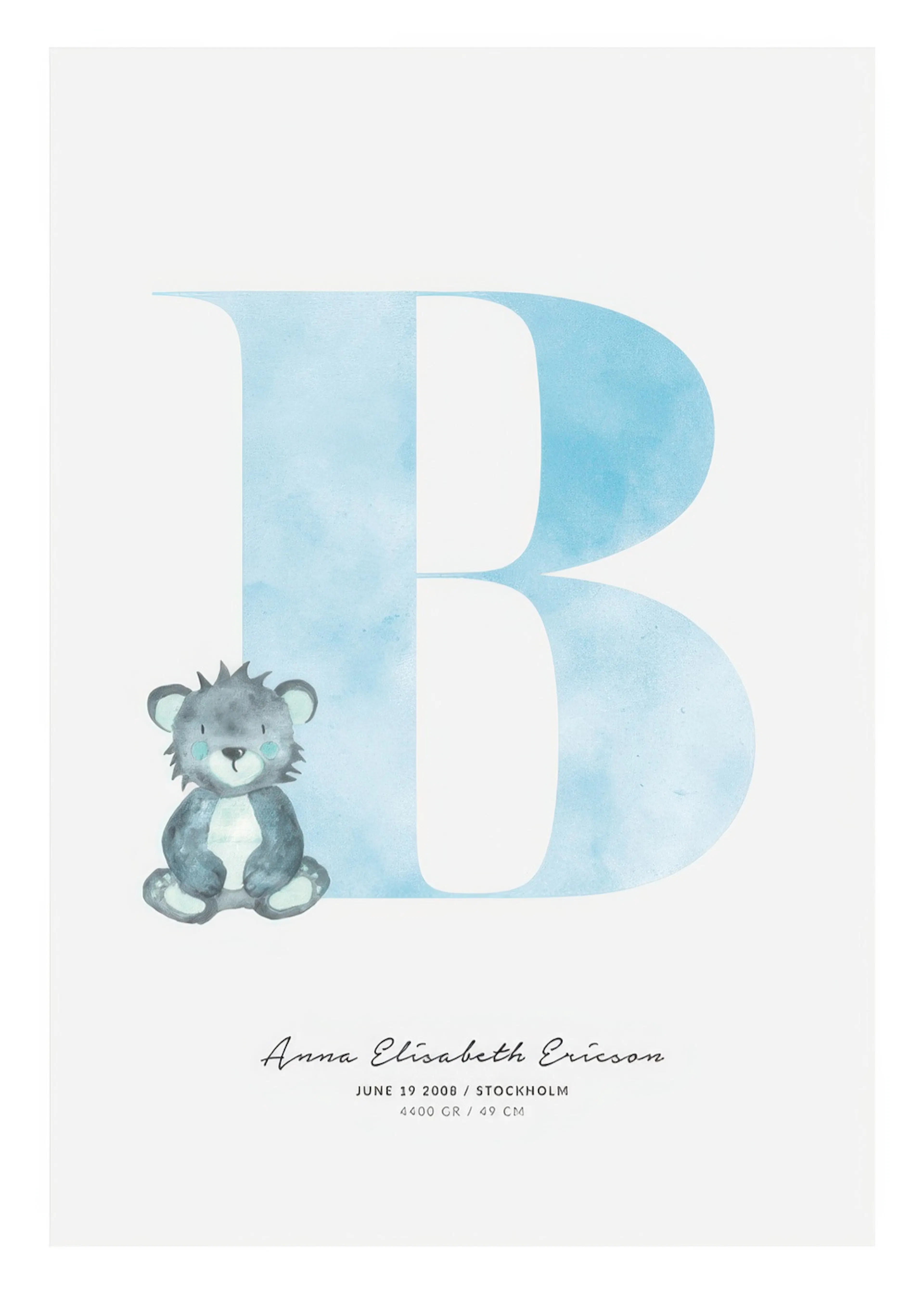 Personalisiertes Poster: Großbuchstabe B in Hellblau mit kleinem, grauem Teddybären und personalisiertem Text.