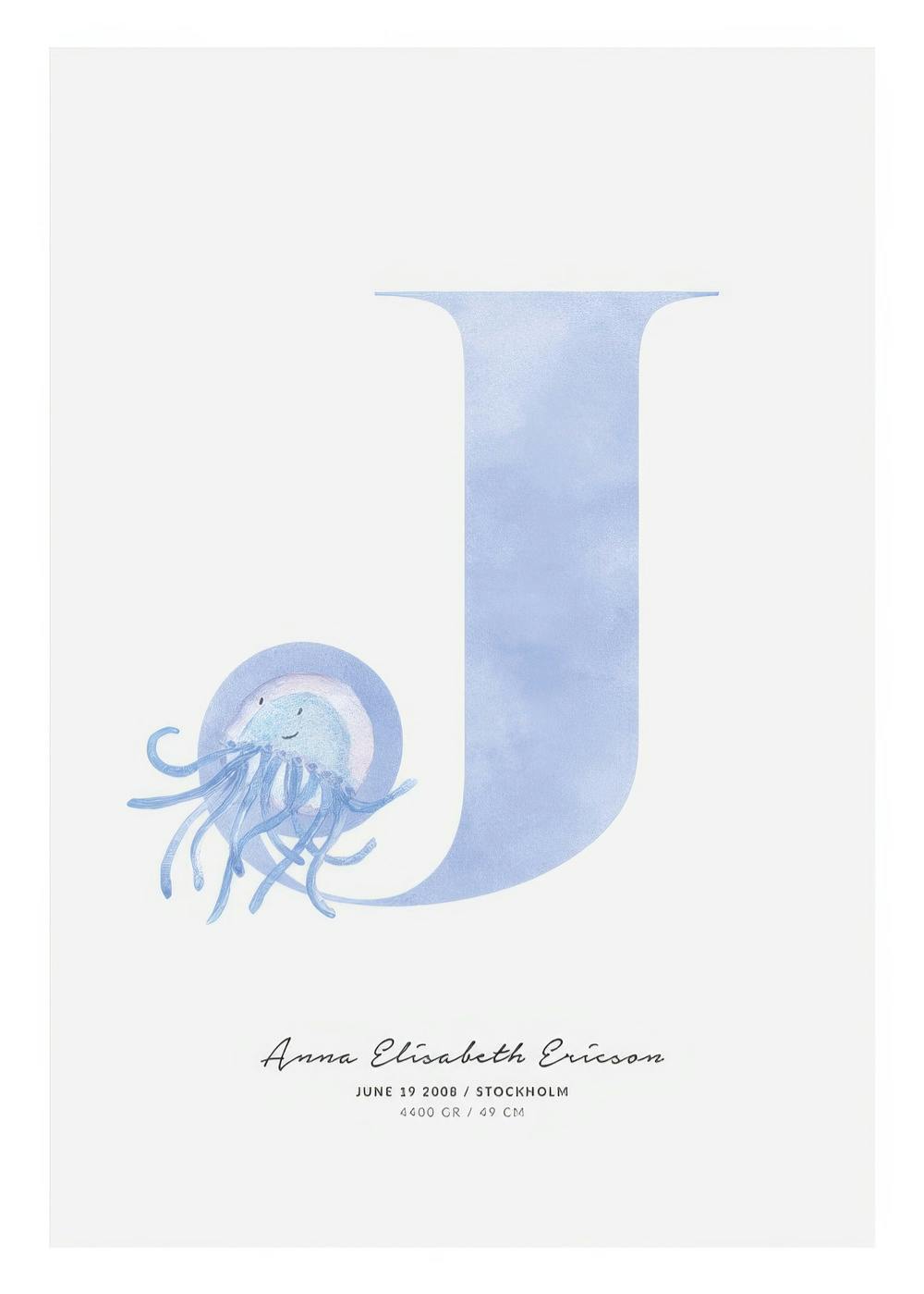 Personalisiertes Poster: Großes, blaues J mit einer freundlichen, blauen Qualle und personalisiertem Text.