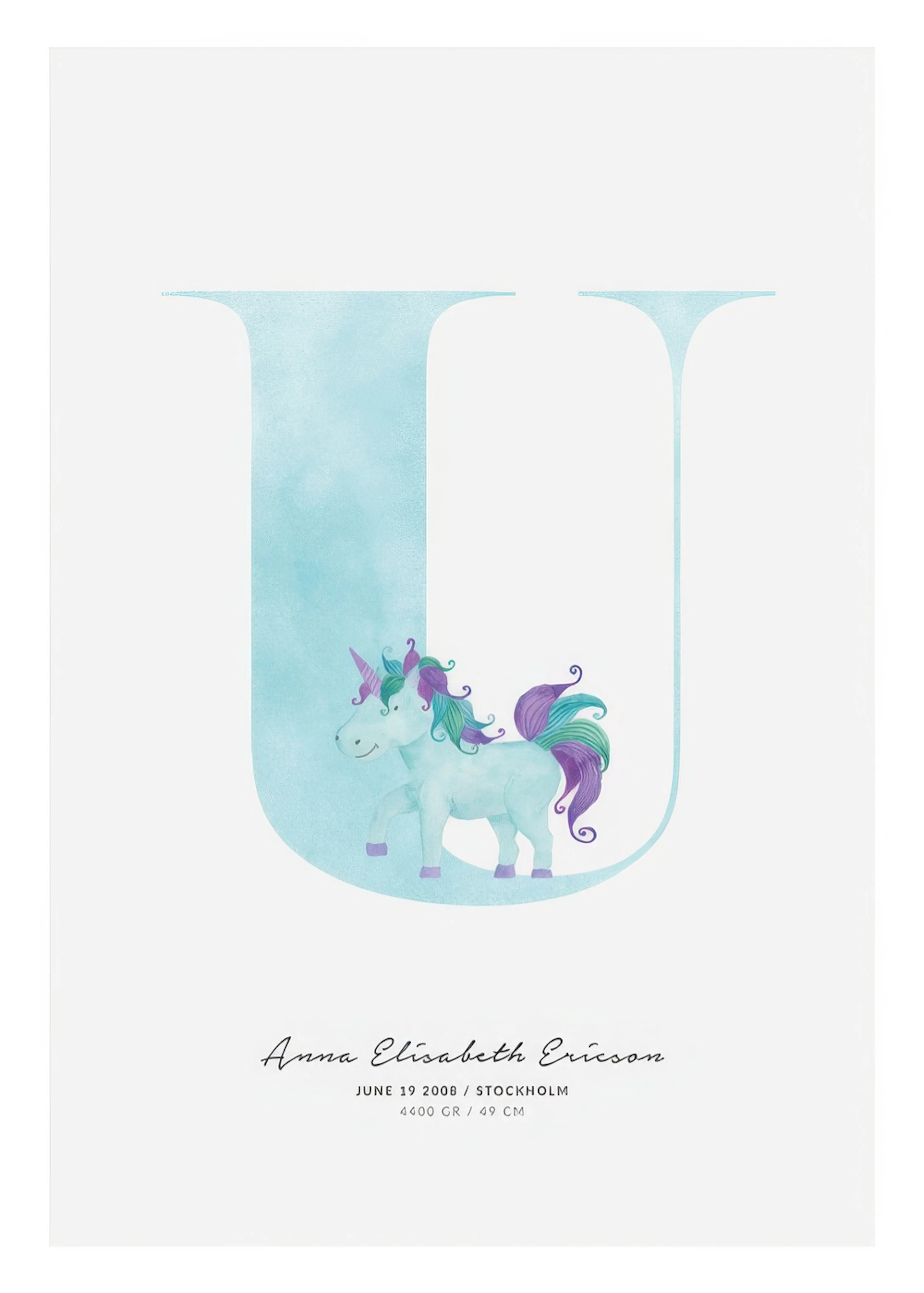 Personalisiertes Poster: Ein großes, hellblaues U mit einem freundlichen Einhorn und personalisiertem Text darunter.