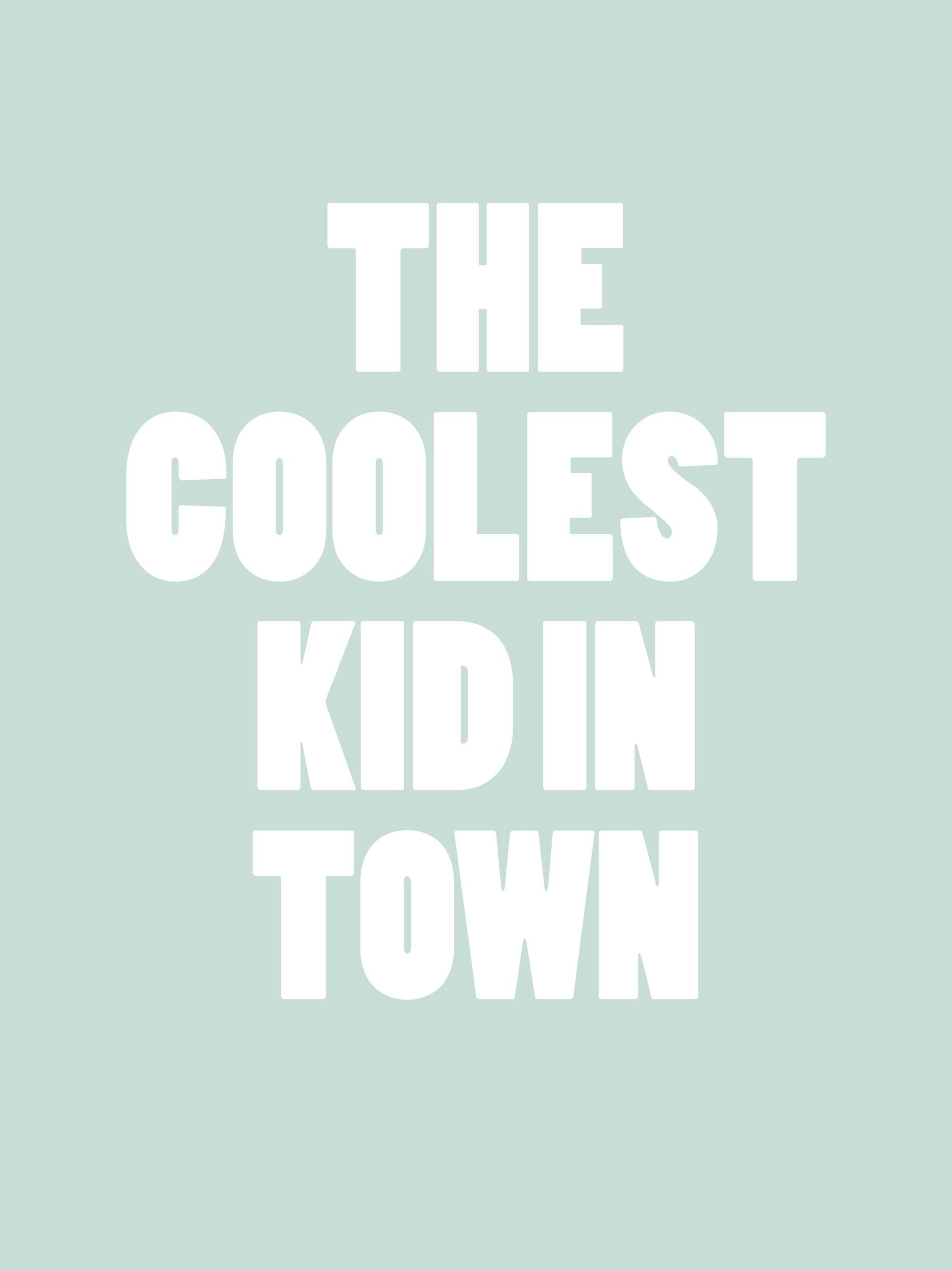 Een poster met de tekst THE COOLEST KID IN TOWN in witte hoofdletters op een lichtgroene achtergrond.