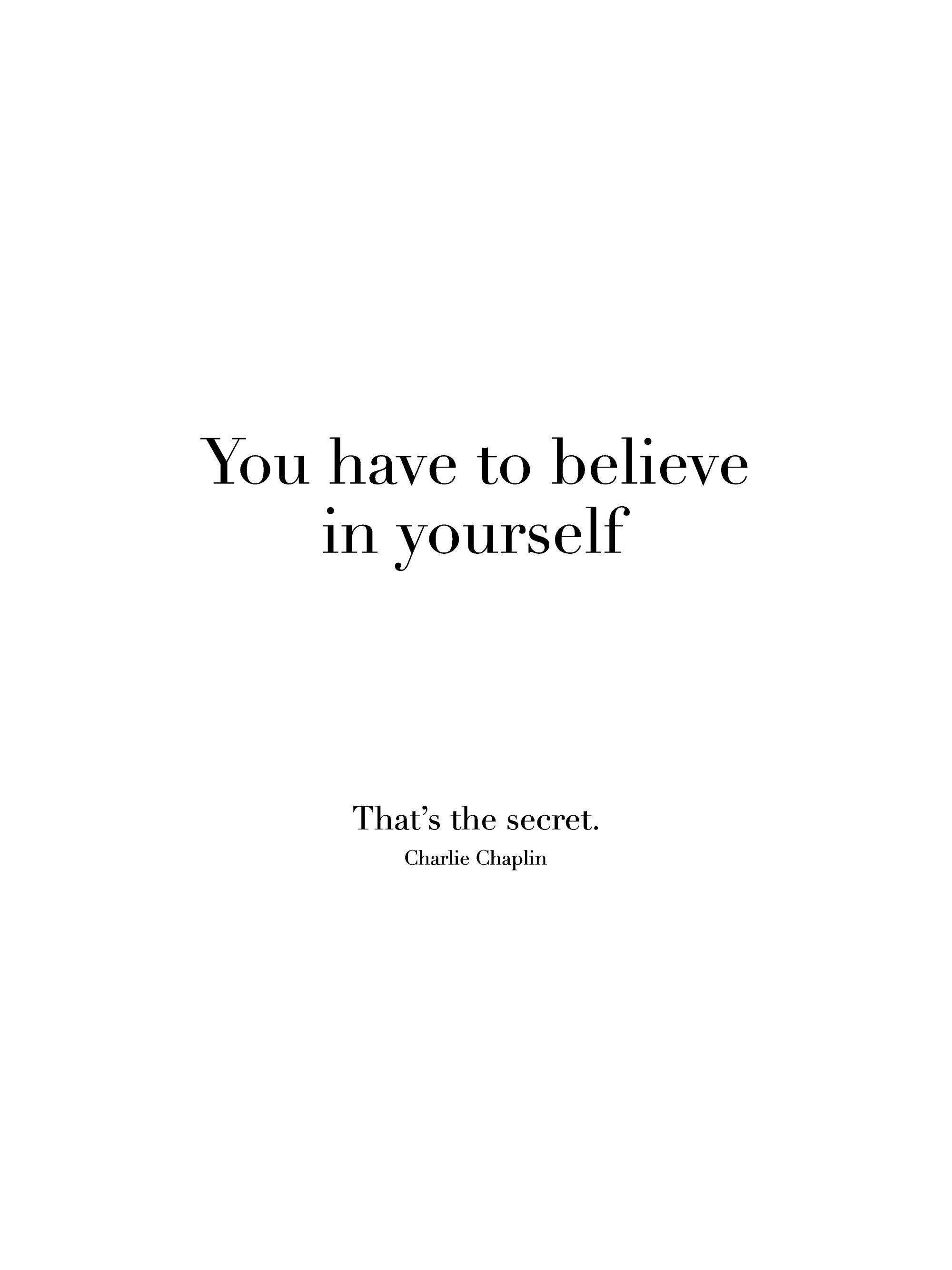 Poster mit weißem Hintergrund und schwarzem Text: You have to believe in yourself. Thats the secret. Charlie Chaplin.