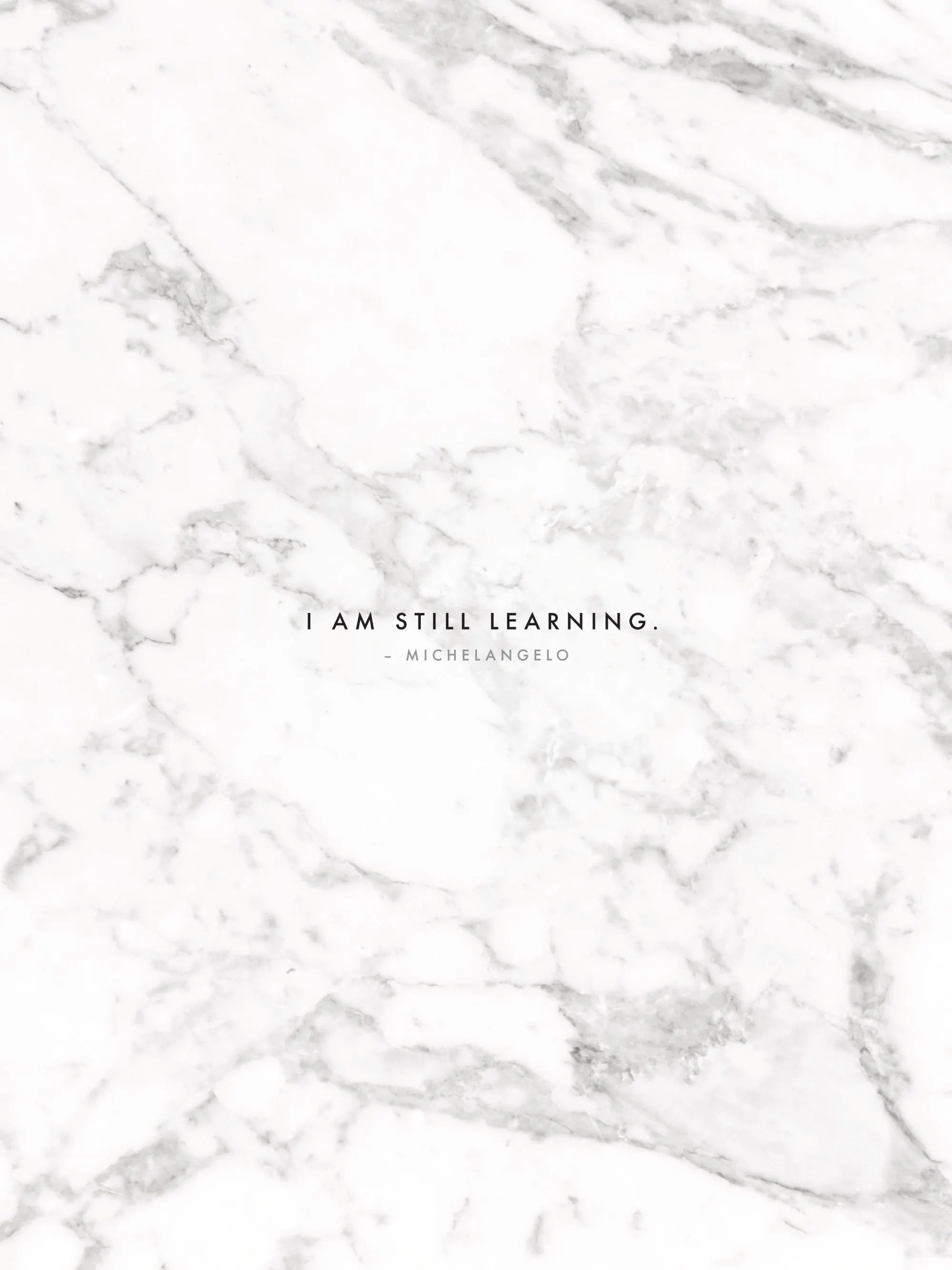 Valkoinen marmorikuvioinen juliste, jossa on mustalla tekstillä lainaus: I AM STILL LEARNING. - MICHELANGELO.