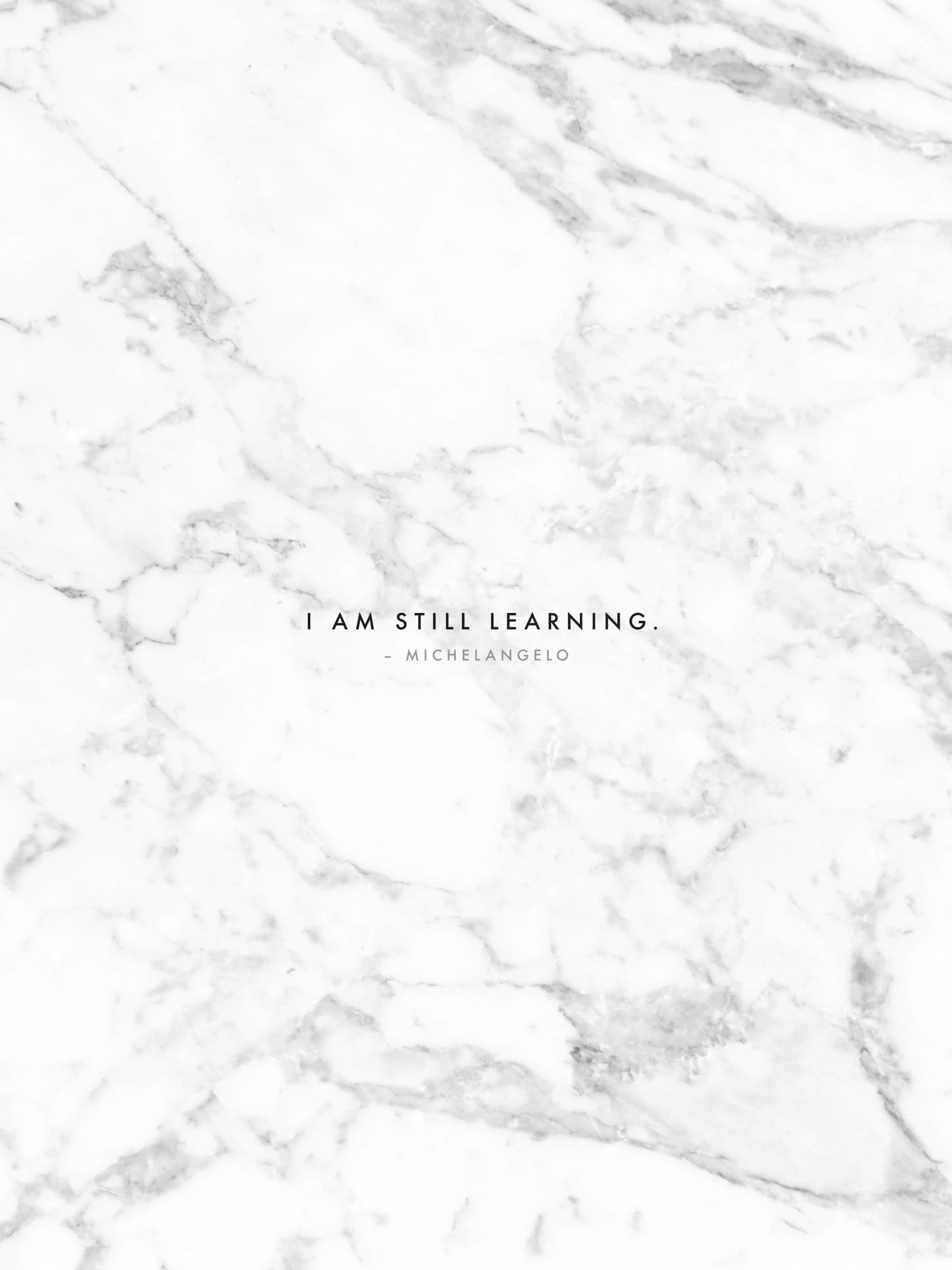 Valkoinen marmorikuvioinen juliste, jossa on mustalla tekstillä lainaus: I AM STILL LEARNING. - MICHELANGELO.