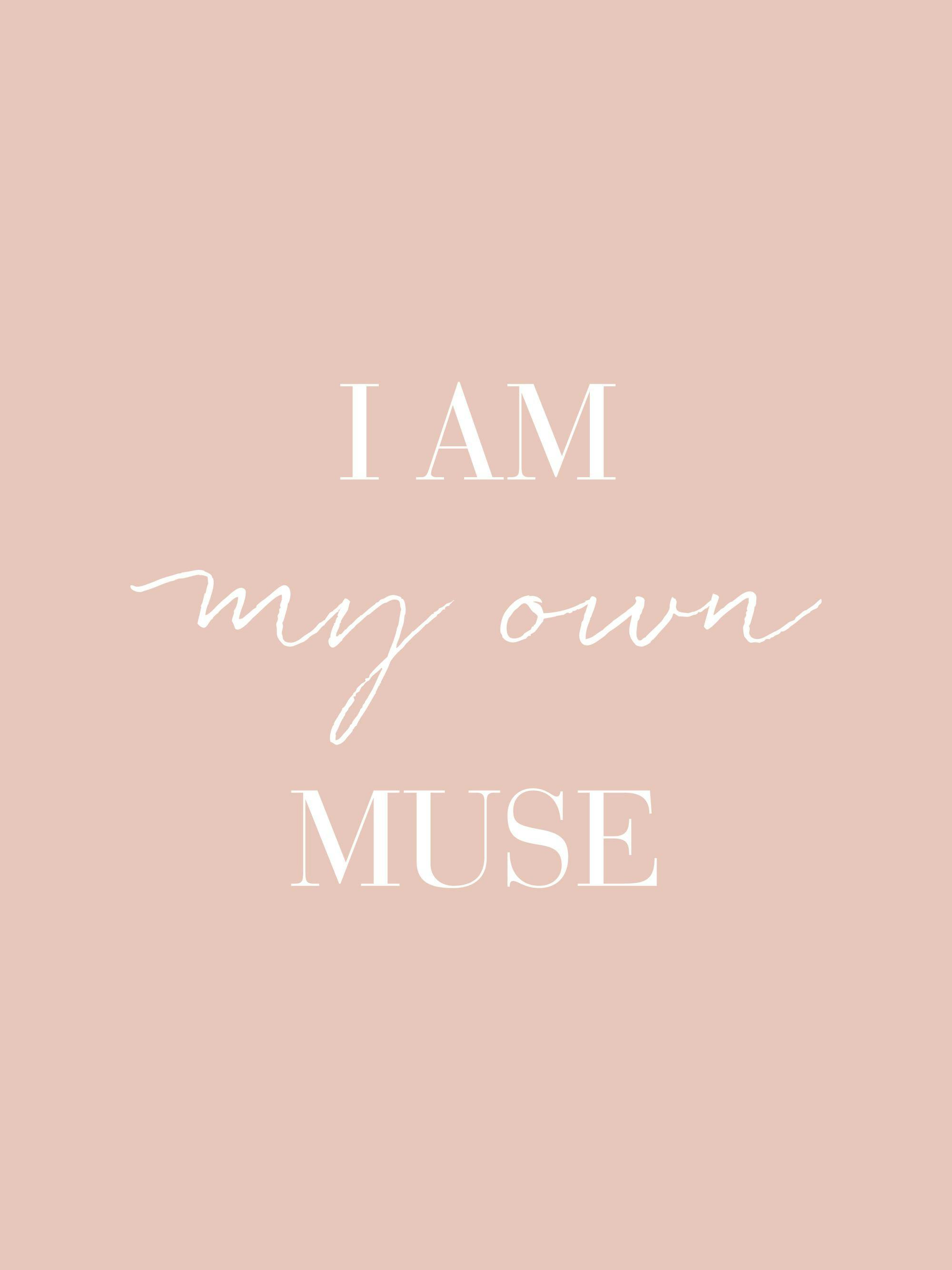 Poster rose avec le texte « I AM my own MUSE » en blanc, mélange de polices serif et script.