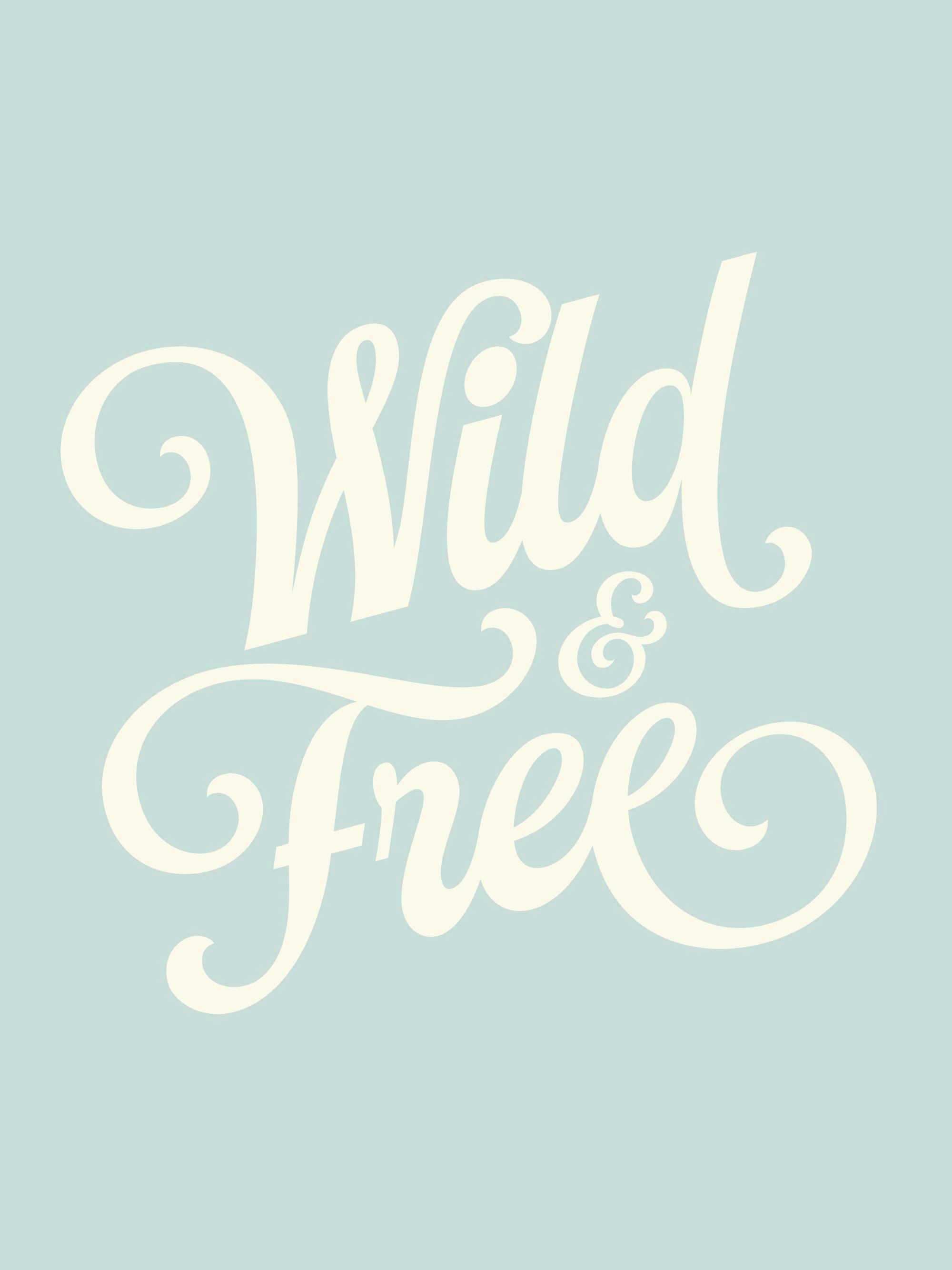 Plakát se světlými krémovými kaligrafickými nápisy Wild & Free na světle modrém pozadí.