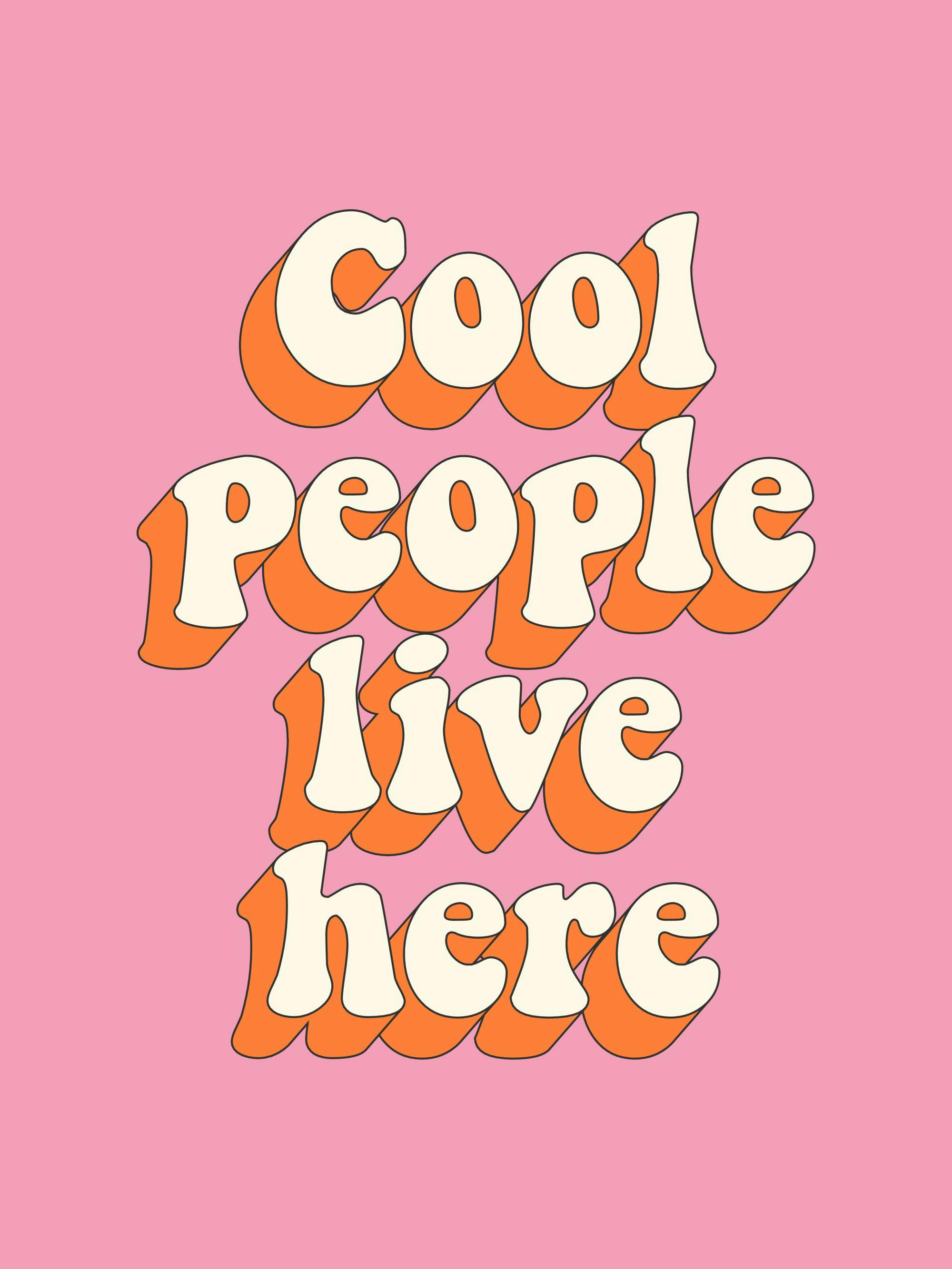 En plakat med teksten Cool people live here i kremhvite bokstaver med oransje skygger på rosa bakgrunn.