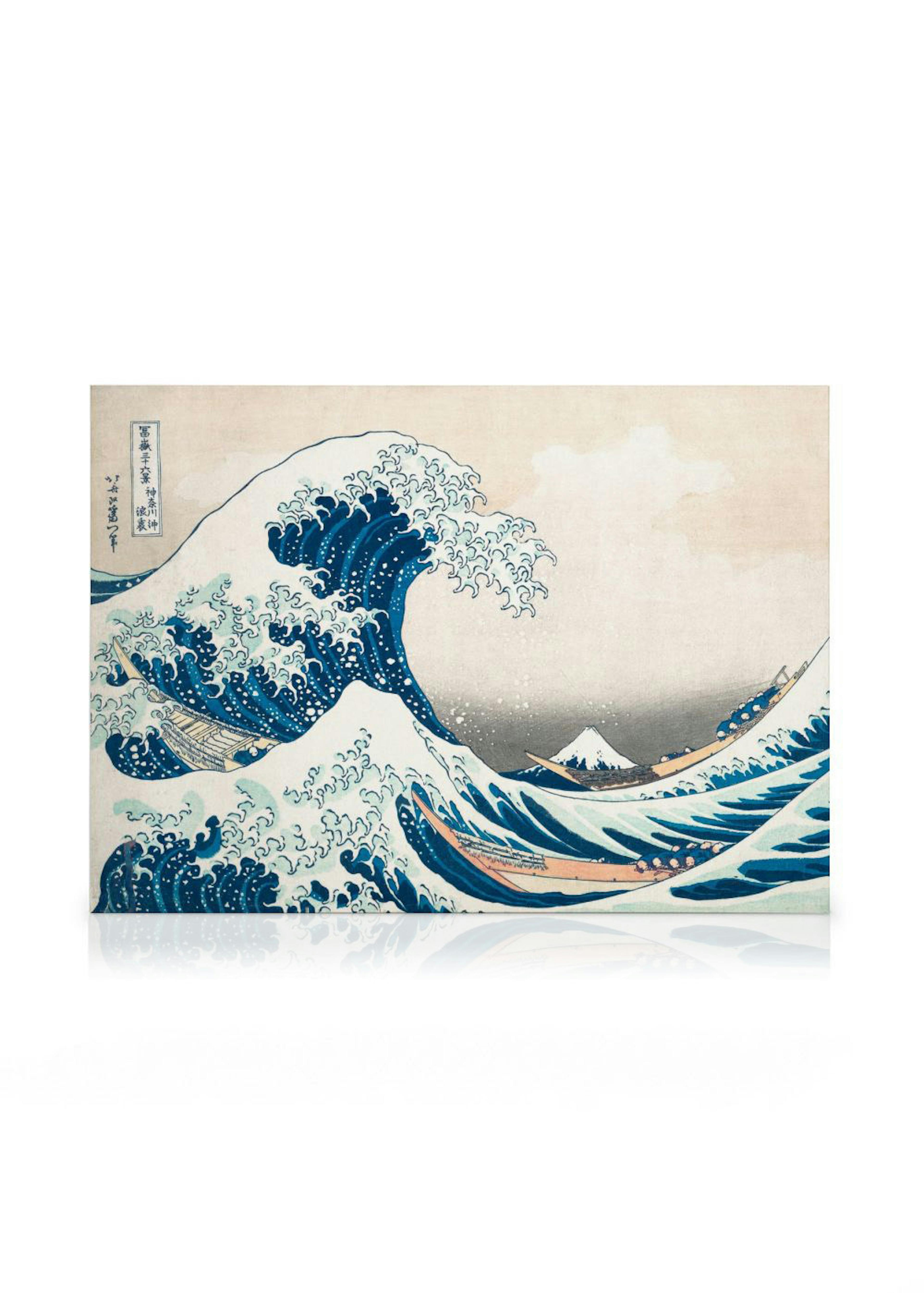 Leinwandbild mit Hokusai Die Große Welle vor Kanagawa, blauen Wellen, Fischerbooten und dem Berg Fuji.