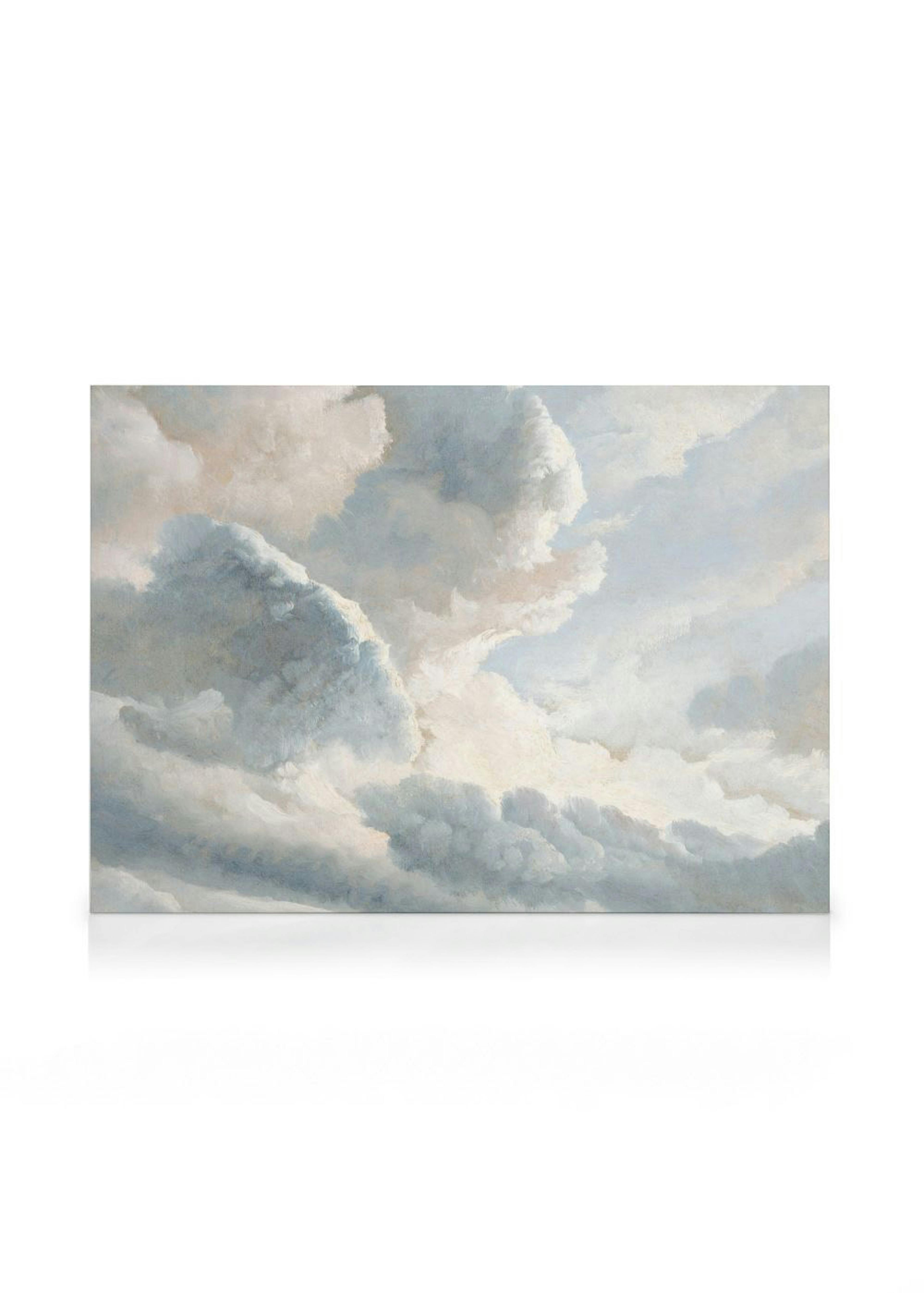 Leinwandbild mit einem Gemälde von dramatischen, voluminösen Wolken in verschiedenen Grau- und Weißtönen vor hellblauem Himmel.