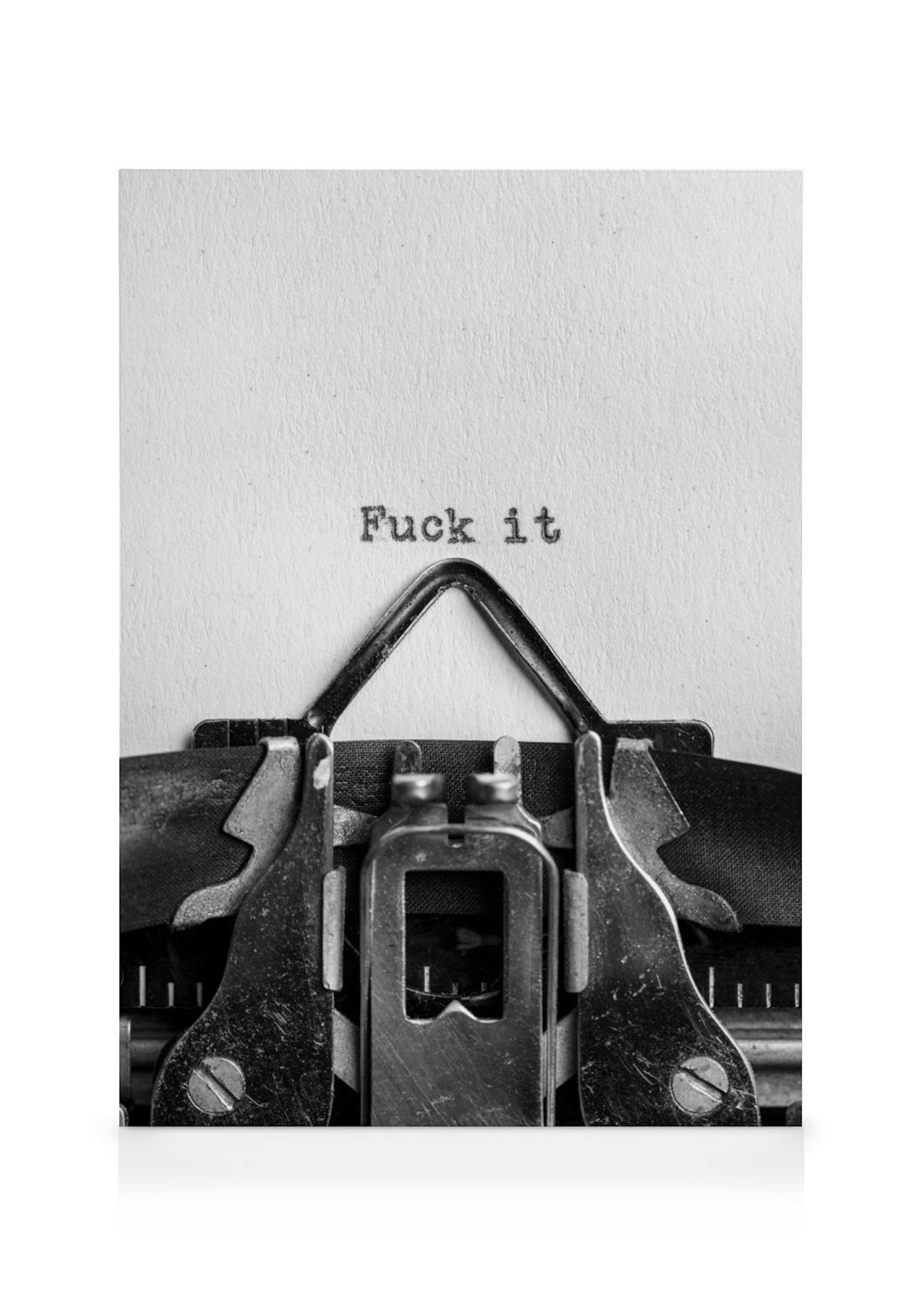 Stampa su tela in bianco e nero di una macchina da scrivere vintage con la frase Fuck it digitata su un foglio.